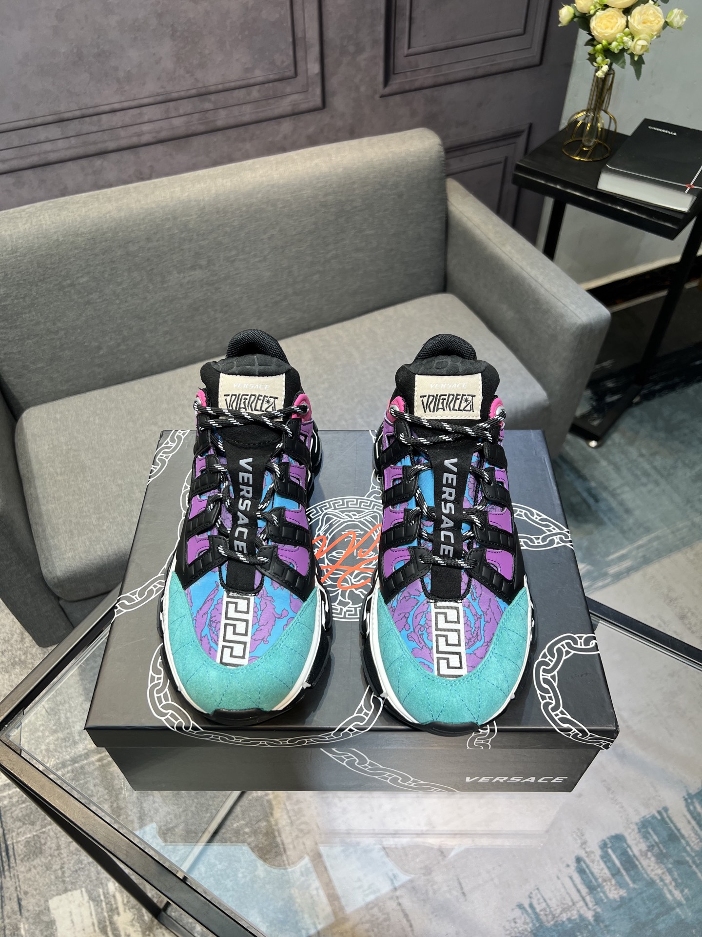 NO:620856,Top version, original replica of Versace Versace's latest catwalk casual dad shoes for men and women in sizes for couples, original color-blocked hand-painted casual shoes. Fabric: cowhide. Lining: breathable mesh for sports shoes. Outsole: TPU original logo human head outsole. Size: 36-46 (46 made to order, non-refundable, first). New full set of packaging at the counter, versace,versace,sneakers,cowhide.19860909顶级版本,原版复刻Versace范思哲最新走秀休闲老爹鞋男女码情侣款,原版拼色手工彩绘休闲鞋 面料:牛皮 内里:运动鞋透气网料 大底:TPU原版logo人头大底 尺码:36-46（46定做不退换,先） 专柜全新全套包装,,versace,versace,sneakers,cowhide,Men's shoes