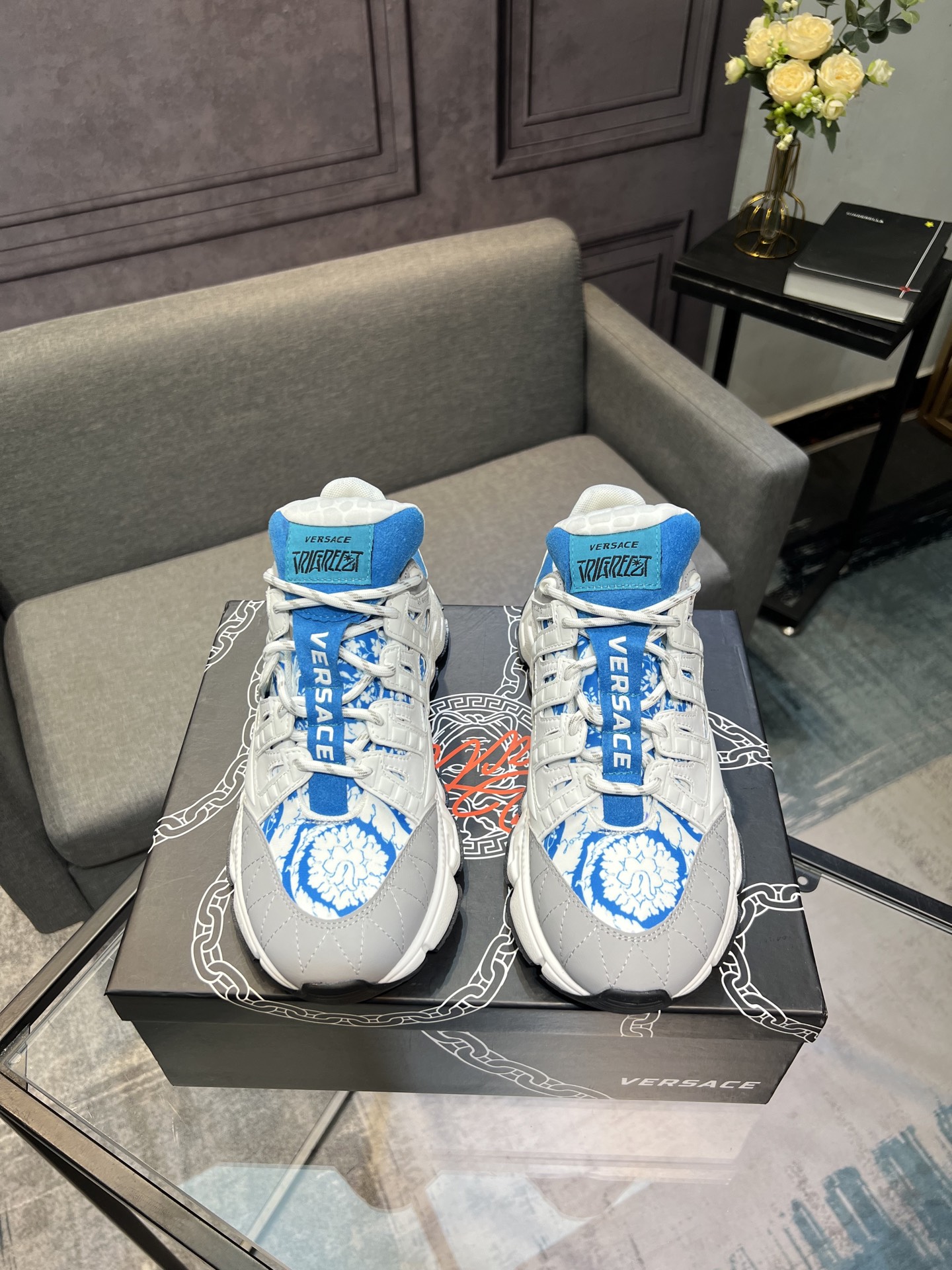 NO:620861,Top version, original replica of Versace's latest catwalk casual dad shoes for men and women in couples sizes, original color-blocked hand-painted casual shoes. Fabric: cowhide. Lining: breathable mesh material for sports shoes. Outsole: TPU original logo human head outsole. Size: 36-46 (46 pieces are custom-made and cannot be returned or exchanged. New full set of packaging at the counter),,versace,versace,sneakers,cowhide19860909顶级版本,原版复刻Versace范思哲最新走秀休闲老爹鞋男女码情侣款,原版拼色手工彩绘休闲鞋 面料:牛皮 内里:运动鞋透气网料 大底:TPU原版logo人头大底 尺码:36-46（46定做不退换,专柜全新全套包装）,,versace,versace,sneakers,cowhide,Men's shoes