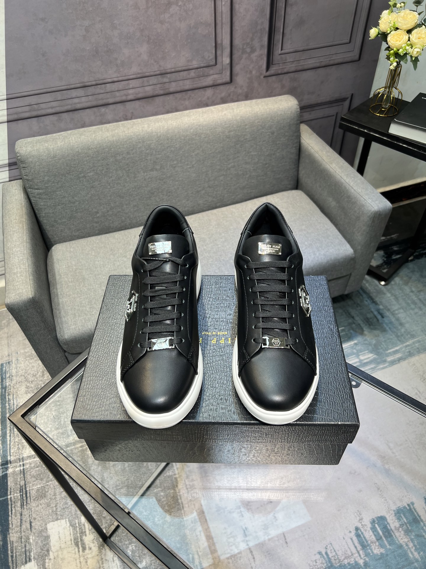 NO:621279,PHILIPP PLEIN, German trendy men's low-cut sneakers, with glossy cowhide design, upper made of cowhide, cowhide lining, good-looking and easy to match. TPU ultra-light outsole, comfortable on the feet!  Size39-45,,PHILIPP PLEIN,cowhide19860909PHILIPP PLEIN-菲利普普莱茵,德国潮牌男士低帮板鞋,牛皮亮面设计,鞋面牛皮打造,牛皮内里,好看好搭.TPU超轻大底,脚感舒适！Size39-45,,PHILIPP PLEIN,cowhide,Men's shoes