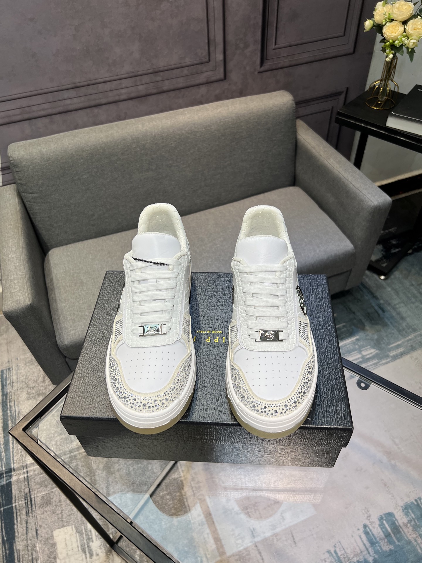 NO:621283,PHILIPP PLEIN, a German trendy men's low-top sneaker, with a polished cowhide design, an upper made of cowhide, a cowhide lining, good-looking and easy to match. TPU ultra-light outsole, comfortable on the feet!  Size39-45,,PHILIPP PLEIN,cowhide19860909PHILIPP PLEIN-菲利普普莱茵,德国潮牌男士低帮板鞋,烫钻牛皮亮面设计,鞋面牛皮烫钻打造,牛皮内里,好看好搭.TPU超轻大底,脚感舒适！Size39-45,,PHILIPP PLEIN,cowhide,Men's shoes