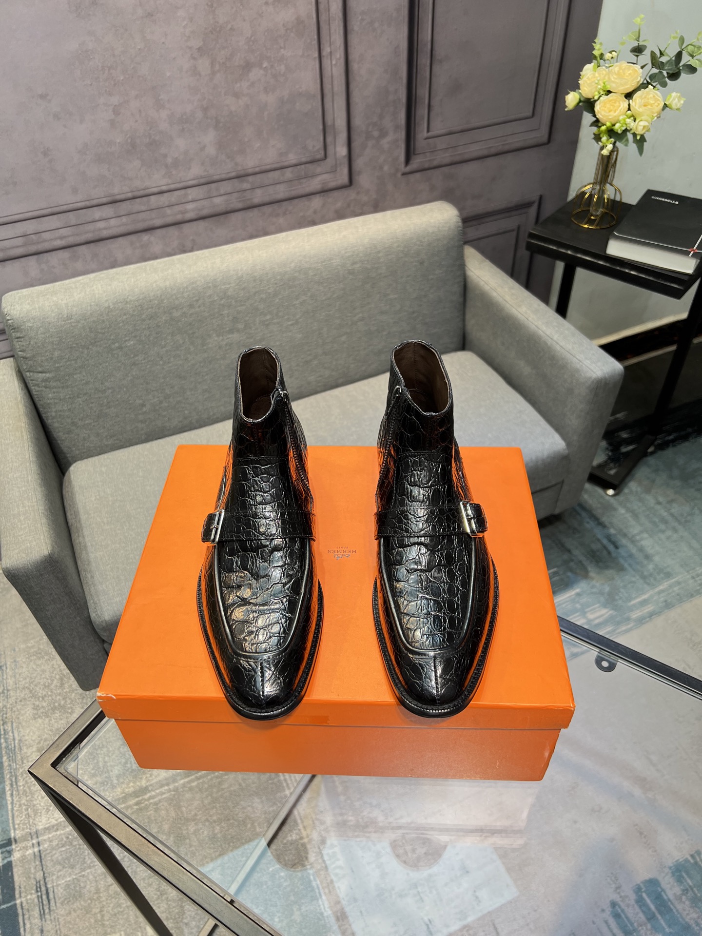 NO:621452,Hermès - high-top leather shoes, top-quality original and new products synchronized with the official website. The uppers are made of Italian imported cowhide, which has a super texture. The interior is top-grade imported water-dyed calf lining. The original imported genuine leather outsole is stress-free when entering and exiting the counter. Welcome to compare!  The genuine leather outsole is delicate, please put a soft cloth on it when trying it on to avoid affecting secondary sales!  Size 39～44, (38.45.46 can be customized), hermes, cowhide, Leather soles19860909爱玛仕——高帮皮鞋,顶级原单官网同步新品,鞋面采用意大利进口牛皮,质感超强,内里顶级进口水染小牛里,原版进口真皮大底,进出专柜无压力,欢迎对比！真皮大底娇贵,试穿请垫软布,避免影响二次销售！码数39～44,（38.45.46可定做）,,hermes,cowhide,Leather soles,Men's shoes