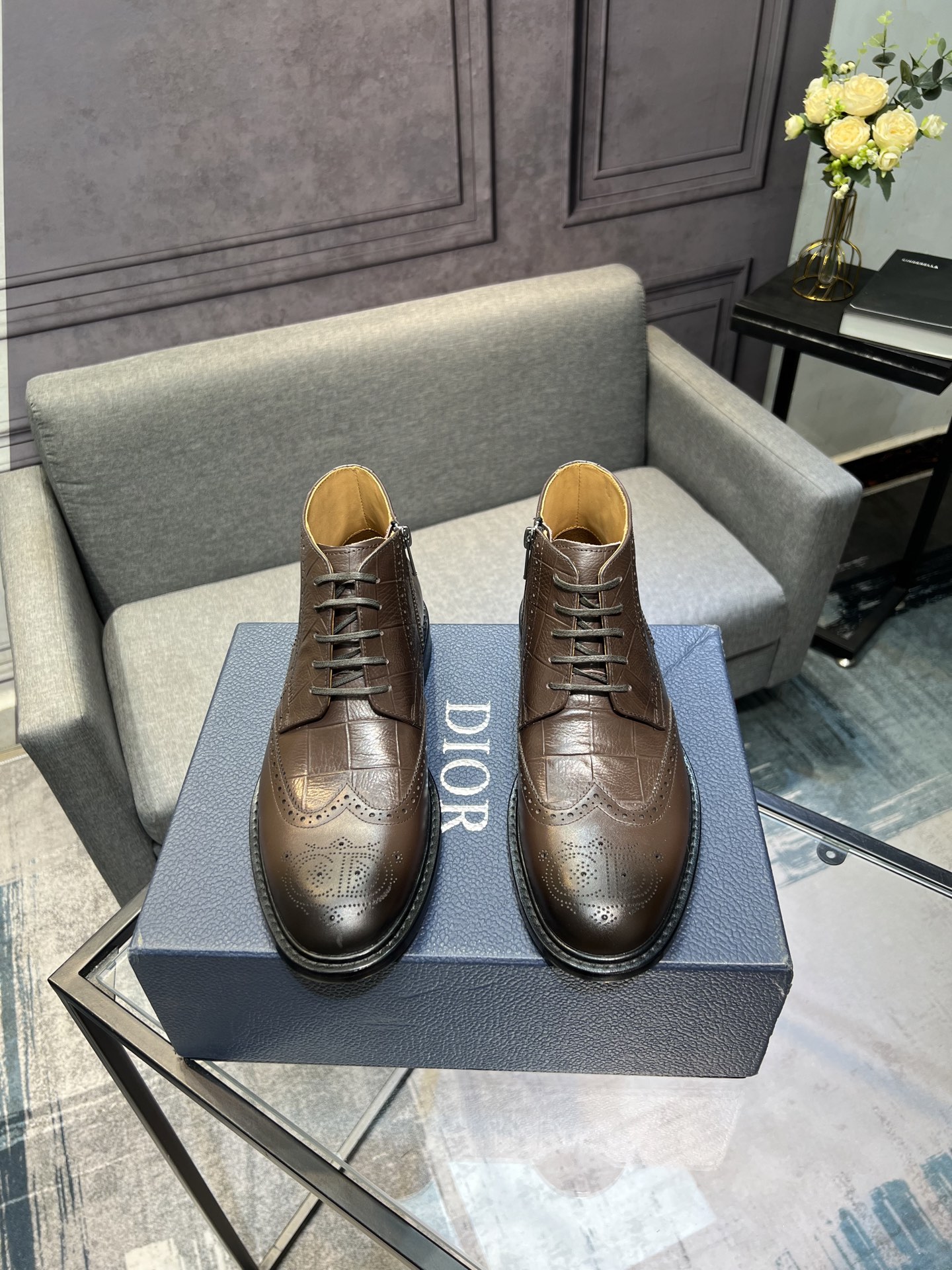 NO:621454,Dior - high-top leather shoes, a new product synchronized with the official website of the top original order. The upper is made of Italian imported cowhide, which has a super texture. The inside is top-grade imported water-dyed calf lining. The original imported leather outsole is stress-free when entering and exiting the counter. Welcome to compare!  The genuine leather outsole is delicate, please put a soft cloth on it when trying it on to avoid affecting secondary sales!  Size 39～44, (38.45.46 can be customized), dior, cowhide, Leather soles19860909Dior——高帮皮鞋,顶级原单官网同步新品,鞋面采用意大利进口牛皮,质感超强,内里顶级进口水染小牛里,原版进口真皮大底,进出专柜无压力,欢迎对比！真皮大底娇贵,试穿请垫软布,避免影响二次销售！码数39～44,（38.45.46可定做）,,dior,cowhide,Leather soles,Men's shoes