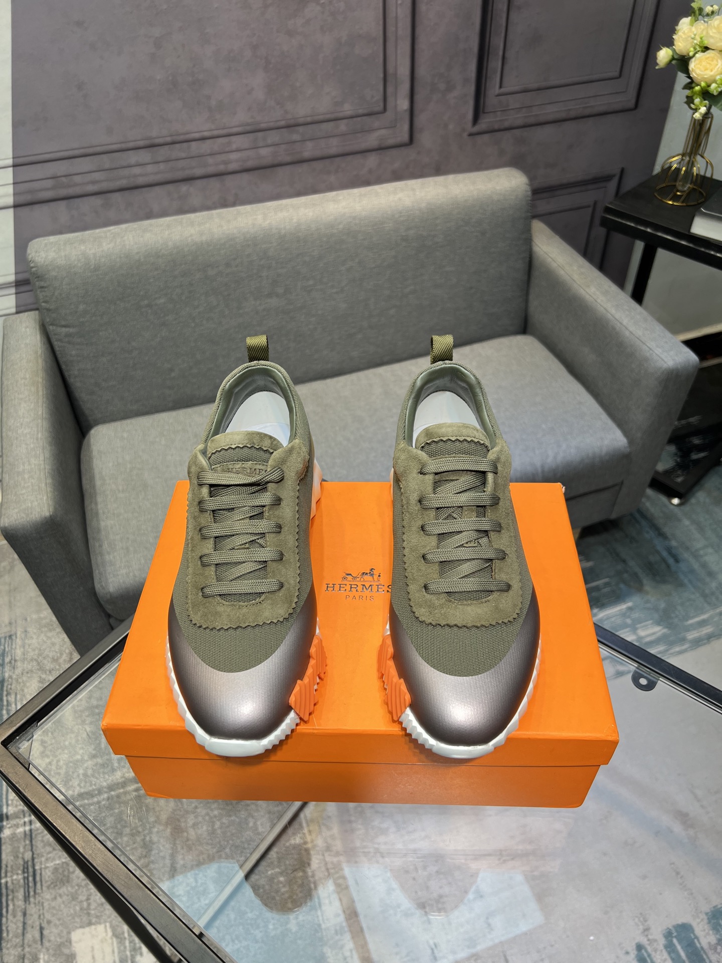 NO:663868,Exclusive real shot (top version) of Hermes' new autumn and winter sports shoes. One of the most comfortable shoes from Hermès. They are very light and good-looking on the feet. You will not be tired even if you go shopping. The overall suede feels very good. They are very beautiful and versatile. Very light and comfortable. The fabric is imported high-mercerized sheepskin/original rain velvet. The inner lining is imported special silk sheepskin for the insole. The outsole uses IP+TPU (multi-color letters) German technology illumination machine to seamlessly combine  Size male 39-46 (customized for male 38 45 46) Top quality, simultaneous full set of packaging, hermes, hermes, sneakers, sheepskin, sheep, chamois leather19860909独家实拍（顶级版本）Hermes 秋冬新款运动鞋 爱马仕最舒服的鞋没有之一 上脚特轻又巨好看 逛街暴走都不会累 整体麂皮手感很好 很漂亮了也很百搭衣服 很轻便舒适 面料进口高丝光羊猄/原单雨绒布 内里进口内里鞋垫专用丝绸羊皮 大底采用IP+TPU(多色字母)德国技术照射机无缝组合 size男39-46(男38 45 46定做） 顶级精品 同步全套包装,,hermes,hermes,sneakers,sheepskin,sheep,chamois leather,Men's shoes