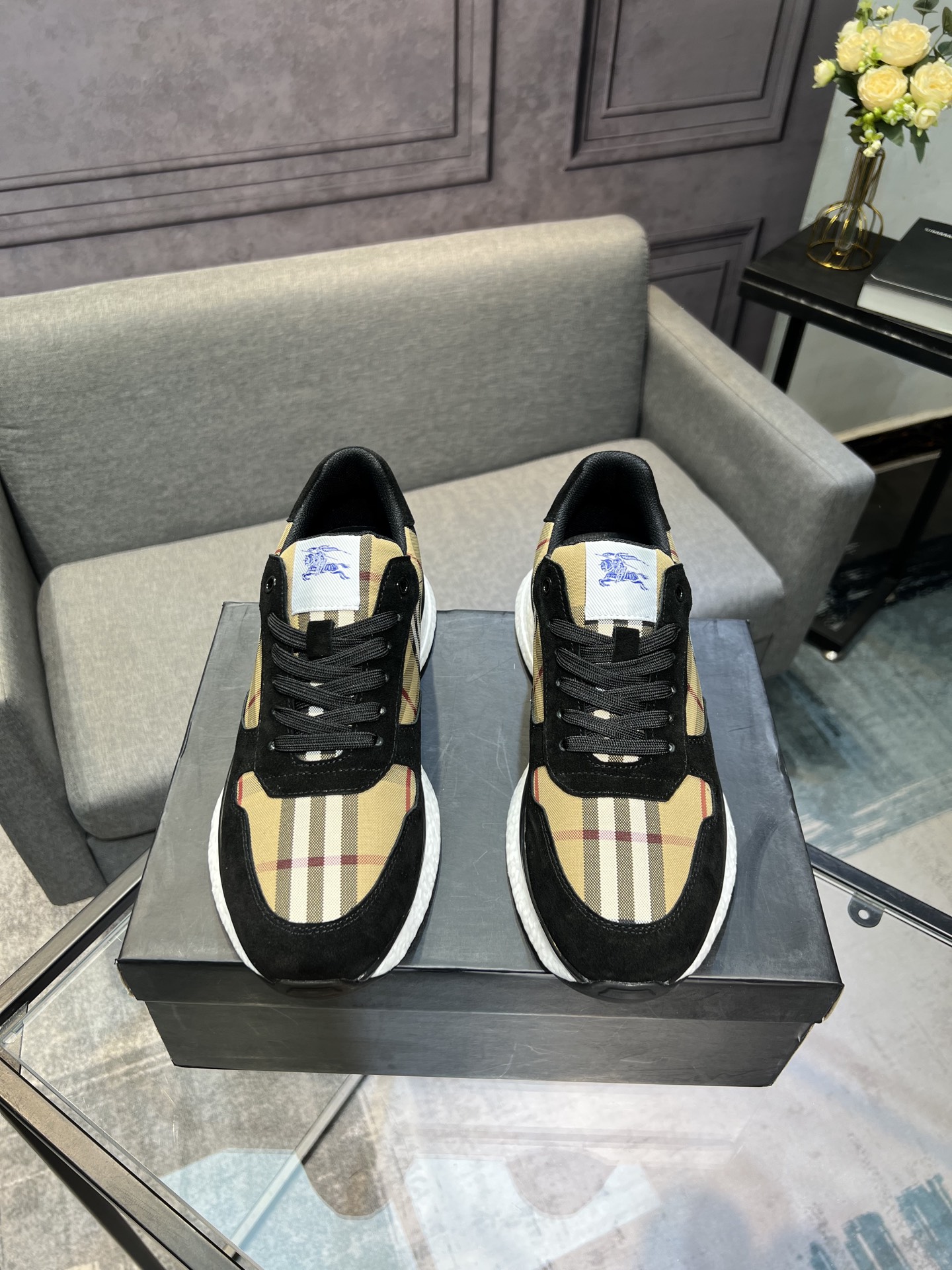 NO:663896,[Burberry] New casual shoes with first-class workmanship, cowhide upper and genuine leather feet, suitable for all kinds of travel!  Size 38-44,,burberry,cowhide19860909【巴宝莉】新款休闲鞋,可做工一流,鞋面牛皮真皮垫脚,适合各种出行！码数38-44码,,burberry,cowhide,Men's shoes