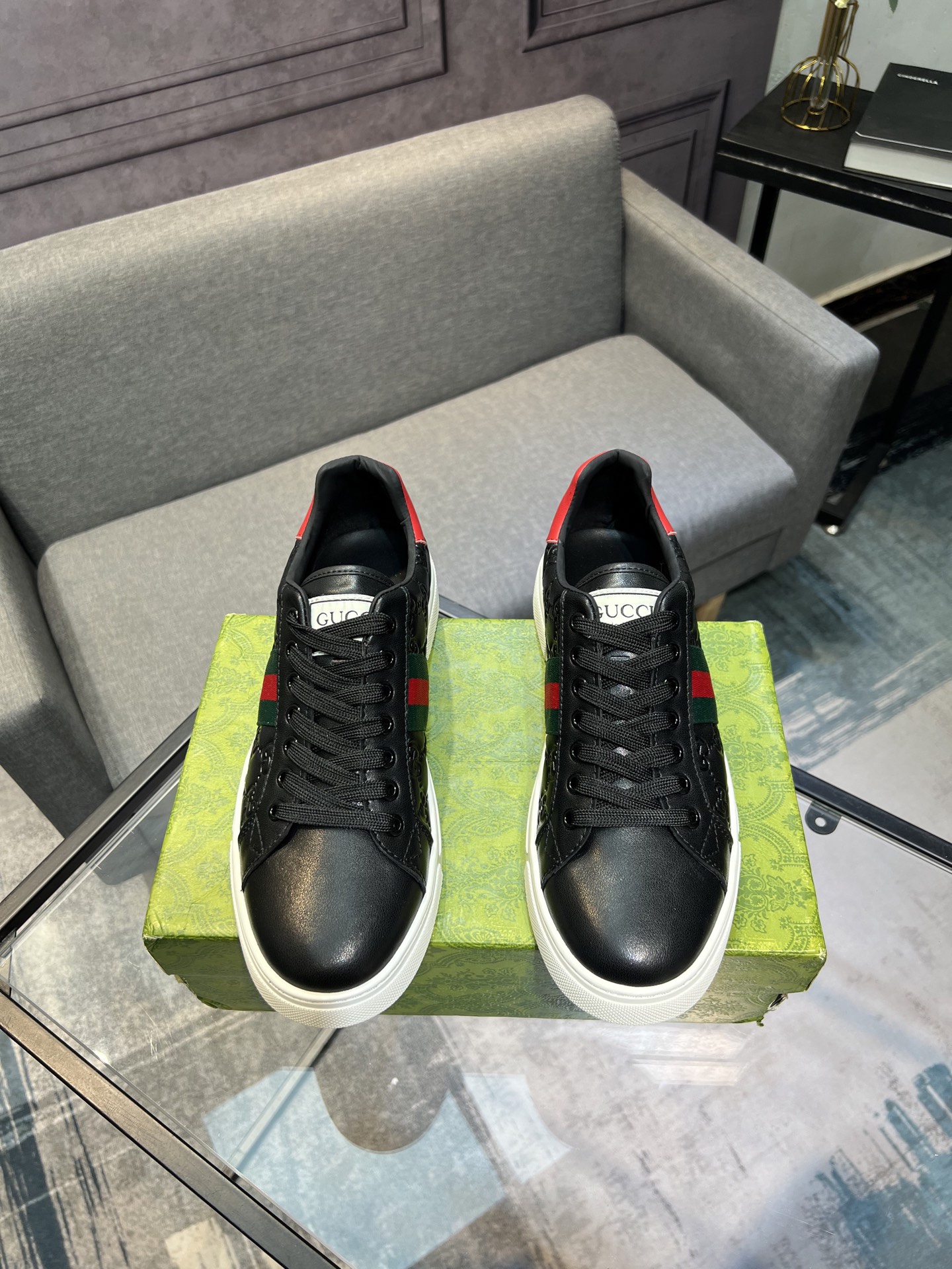 NO:680097,New single shoes Gucci. Upper imported cowhide official website 1:1 fabric, lining imported sheepskin lining. Original outsole molding, every man's identity foil, the upper foot is stable and stable. High-end custom counters original reproduction, regardless of wind or rain, the shoe last will not change, can withstand the verification of time, code number 38-44, 45 custom-made,,cowhide,sheepskin19860909新款单鞋 古奇 鞋面进口牛皮官网1:1面料,内里进口羊皮内里 .原版大底开模,每一位男士的身份衬托,上脚大气稳重高端定制专柜原版复刻不管风吹雨打鞋楦不变,经得起时间的验证, 码数38-44,45定做,,cowhide,sheepskin,Men's shoes