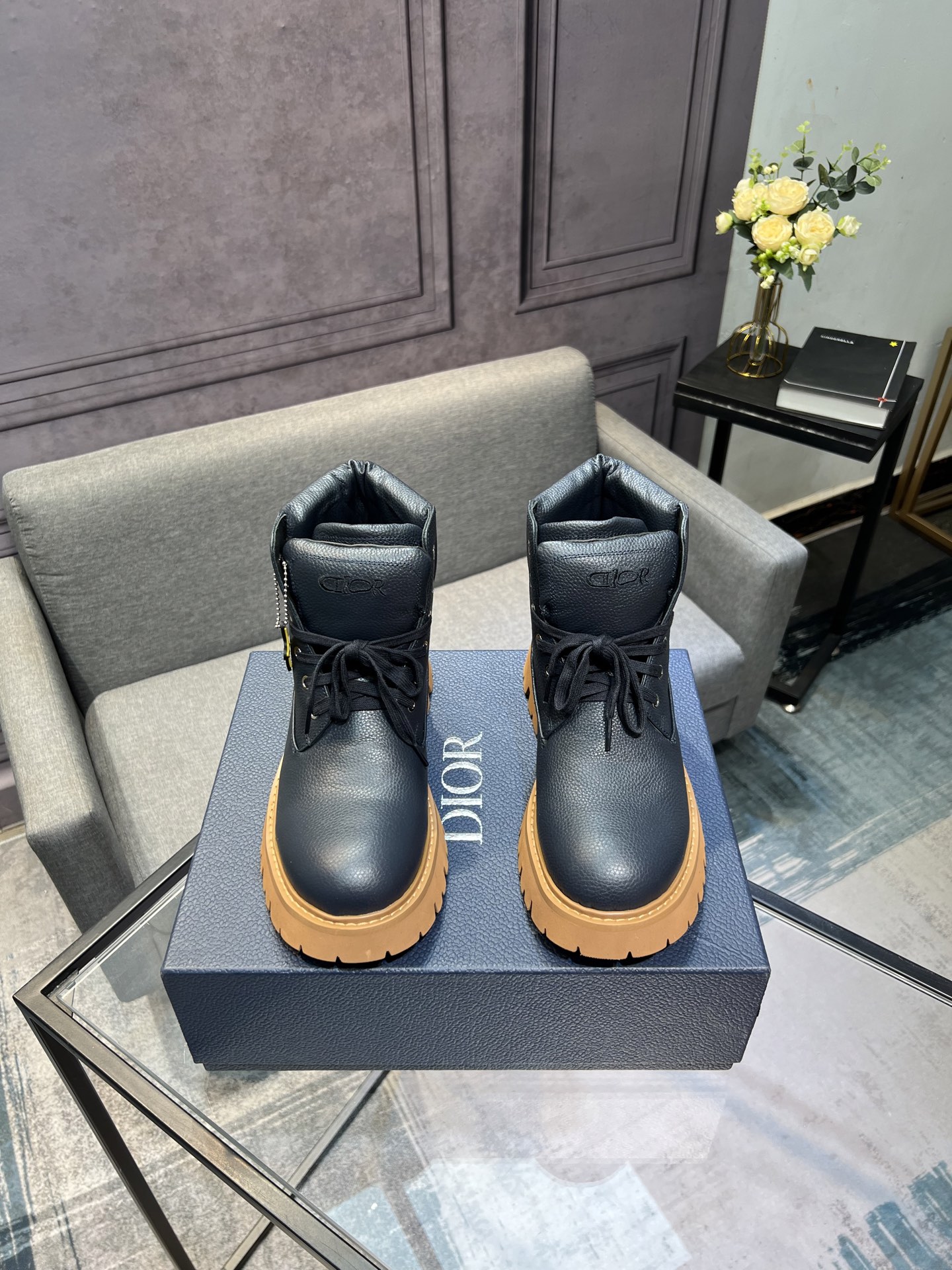 NO:680324,Dijia. The latest popular autumn and winter men's boots are all made of imported original brand leather, just to create a more comfortable wearing experience, perfect workmanship, lace-up lazy style to create cabinet quality, imported first-layer cowhide for the upper, high-grade sheepskin lining soft and comfortable, ultra-light TPU wear-resistant outsole, simple, code number 38-45 (45 46 non-refundable), dior, boots, cowhide, sheepskin19860909迪家.最新秋冬爆款男靴 全部采用进口原版品牌皮料,只为打造更为舒适的穿着体验,完美做工,系带懒人款打造装柜品质,鞋面进口头层牛皮,高级羊皮内里柔软舒适,超轻TPU耐磨大底、简约、码数38-45（45 46不退换）,,dior,boots,cowhide,sheepskin,Men's shoes