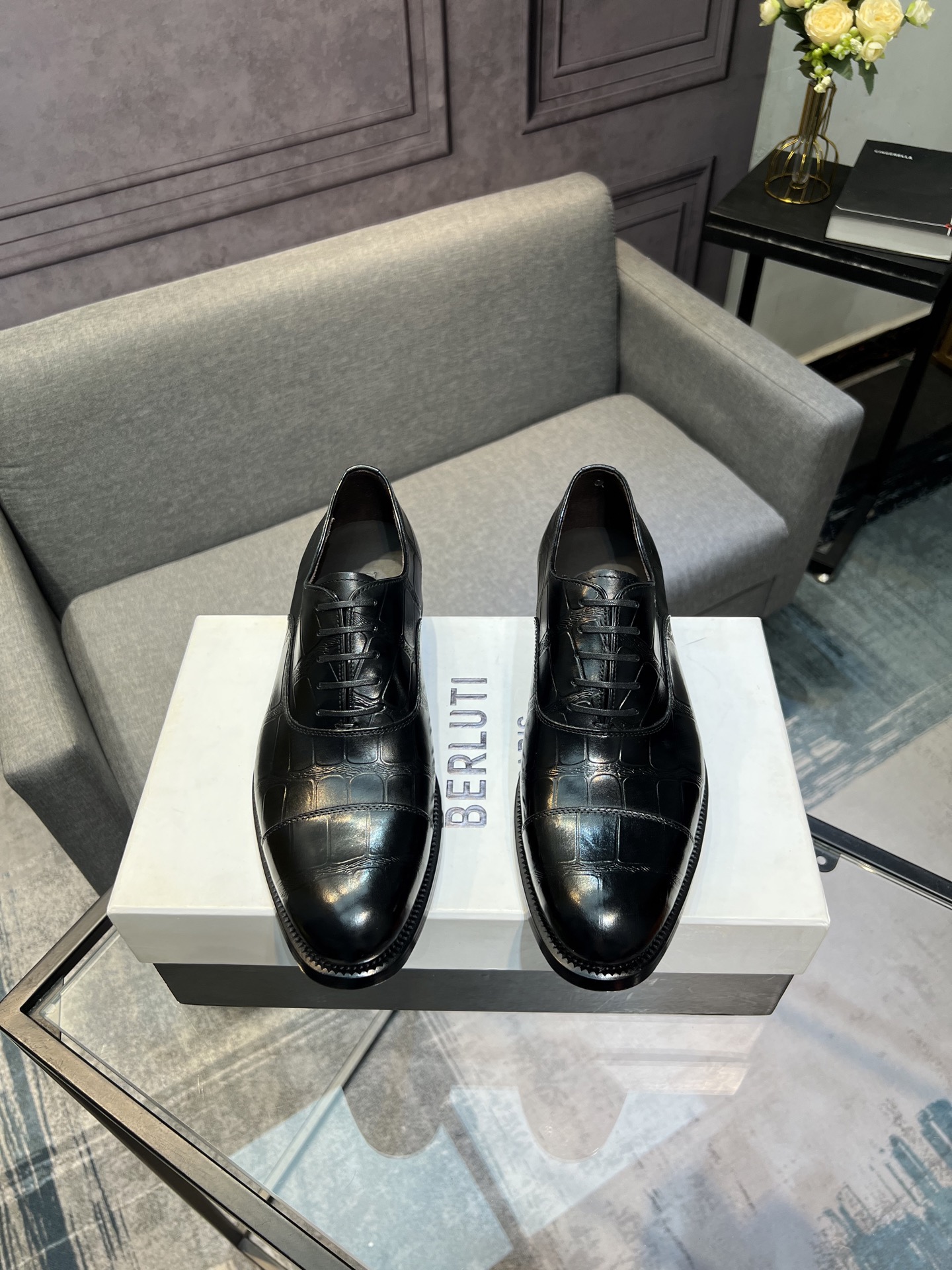 NO:680341,——Berluti/Bluti high-end genuine leather outsole formal leather shoes, using imported cowhide leather upper, soft and stylish, hand-made color change technology, low-key luxury temperament, comfortable and breathable version, calfskin leather feet, imported genuine leather outsole, showing extraordinary attitude, full set of counter original packaging size39-44 (38 45 46 customized),,cowhide,Leather soles19860909——Berluti/布鲁提高端真皮大底正装皮鞋,采用进口牛皮鞋面 柔软有型,手工改色工艺,低调奢华气质,舒适透气版型,小牛皮真皮垫脚 进口真皮大底,彰显不凡态度 全套专柜原包装 size39-44（38 45 46定制）,,cowhide,Leather soles,Men's shoes