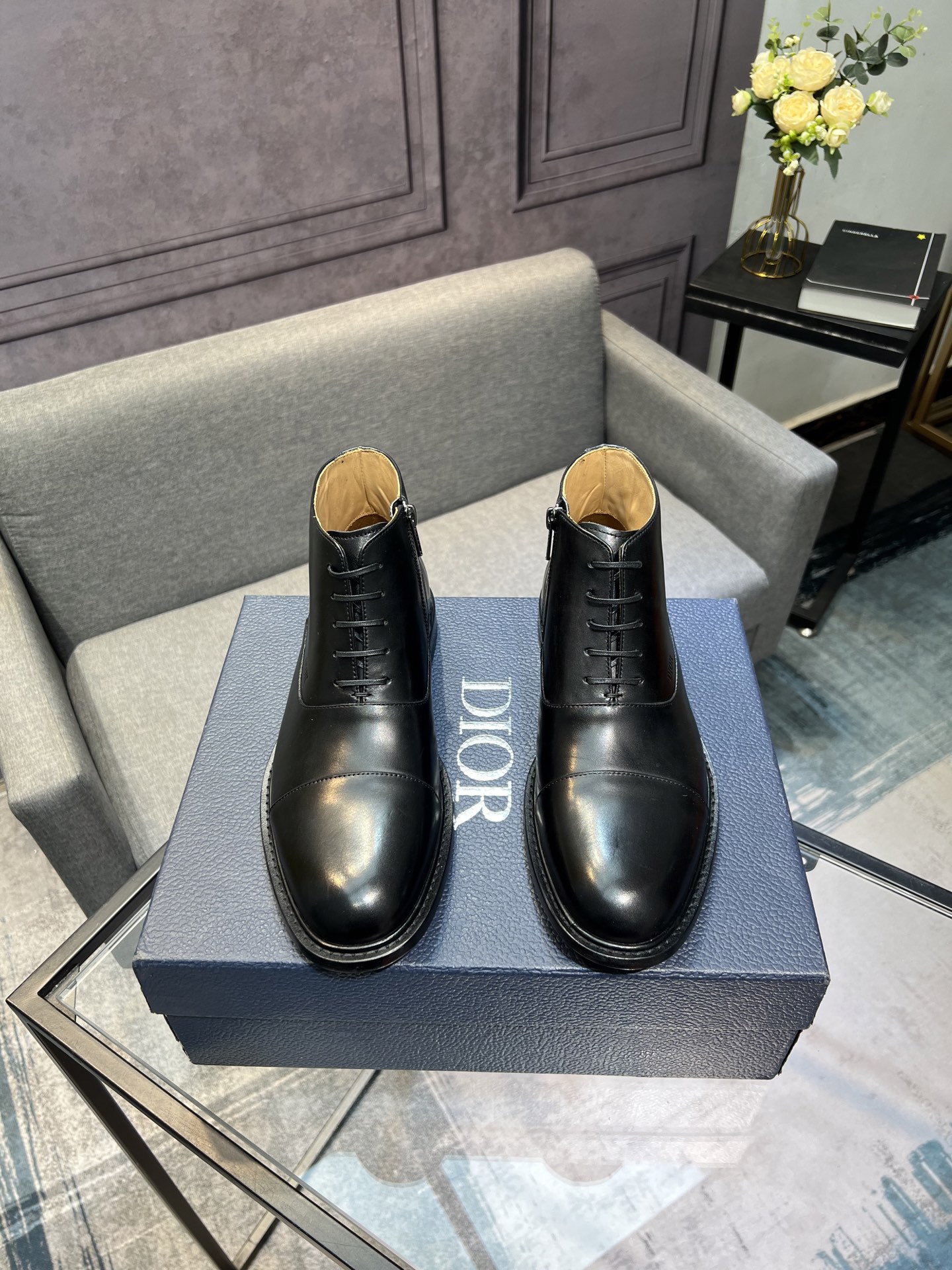 NO:680649,Dior - high-top leather shoes, a new product synchronized with the official website of the top original order. The upper is made of Italian imported cowhide, which has a super texture. The inside is top-grade imported water-dyed calf lining. The original imported leather outsole is stress-free when entering and exiting the counter. Welcome to compare!  The genuine leather outsole is delicate, please put a soft cloth on it when trying it on to avoid affecting secondary sales!  Size 39～44, (38.45.46 can be customized), dior, cowhide, Leather soles19860909Dior——高帮皮鞋,顶级原单官网同步新品,鞋面采用意大利进口牛皮,质感超强,内里顶级进口水染小牛里,原版进口真皮大底,进出专柜无压力,欢迎对比！真皮大底娇贵,试穿请垫软布,避免影响二次销售！码数39～44,（38.45.46可定做）,,dior,cowhide,Leather soles,Men's shoes