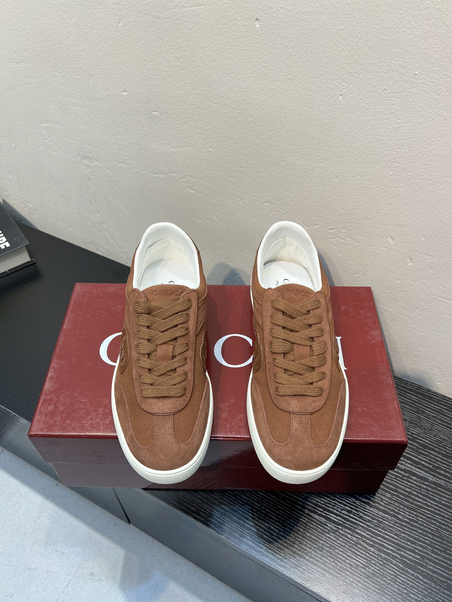 NO:704603,Gucci Cucci couple's moral training shoes; Forrest Gump shoes; sports shoes, classic retro style, forever Forrest Gump moral training shoes, absolute must-have original moral training shoes made of cowhide leather/cow suede fabric, cowhide foot pads, original TPU sole, embroidered logo on the tongue and heel (size 35-44) 45 can be customized,,sneakers,cowhide19860909古奇Cucci情侣款德训鞋；阿甘鞋；运动鞋经典复古范永不褪色的阿甘训德鞋,绝对人手入必的德训运动鞋原版定牛制皮/牛反绒面料,牛皮垫脚,TPU原版底,鞋舌鞋跟刺绣Logo（码数35-44）45可定做,,sneakers,cowhide,Men's shoes