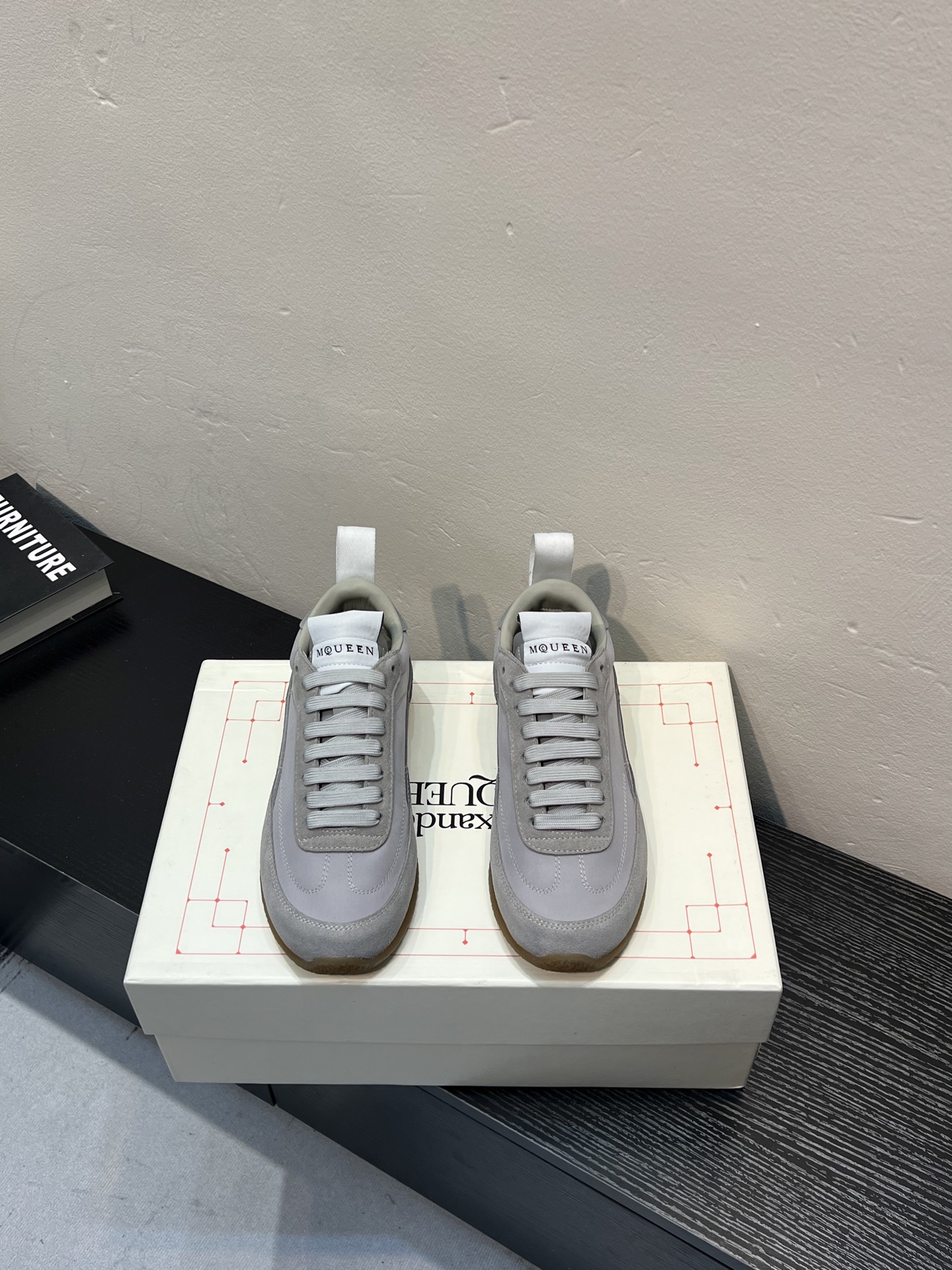 NO:729227,Alexander McQUEEN's latest spring shoes are leading the market with heavy craftsmanship in spring, summer, autumn and winter. Top purchasing version, pure white, thick sole design, super long legs. Exquisite workmanship, moral training shoes, fashionable and versatile. Fabric imported from Italy, high quality. Silk cowhide, lining inside of A-grade imported breathable sheep lining from Italy. Stepping: top version imported Italian super soft cowhide, sole Sole original molded anti-slip rubber material, sole 3CM package original shoe box.  Cloth bag. 4-piece set. Delivered with a pair of shoelaces.  Handbag Size Female 35-40 Male 39-45 Special remarks, female size 40. Male size 45. It is customized and cannot be returned or exchanged),,cowhide19860909Alexander McQUEEN最新春鞋陆续引领上市重工艺  春夏秋冬 顶级代购版本,纯白色,厚底设计超显腿长.做工精致,德训鞋,时尚百搭. 面料Fabric意大利进口高质感.丝绸牛皮 内里inside ofA级意大利进口透气羊里 垫脚Stepping: 顶级版进口意大利超软牛皮 鞋底Sole原版开模防滑生胶材质 鞋底3CM package原版鞋盒. 布袋.4件套.配送鞋带一双．手提袋 Size 女35-40男39-45 特别备注,女码40 .男码.45.属定制,不.退.换）,,cowhide,Men's shoes