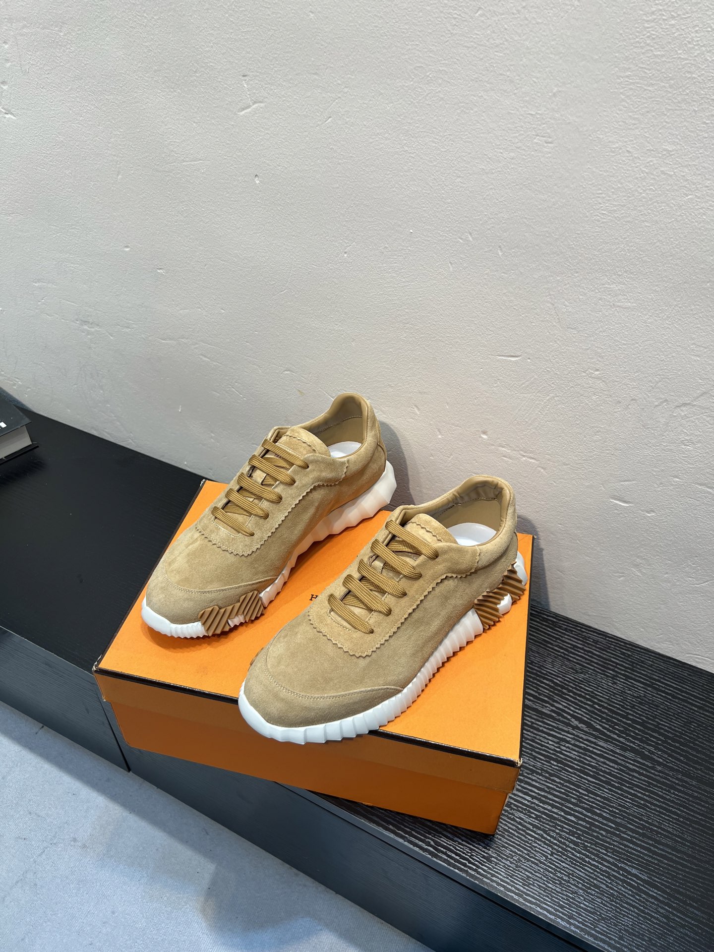 NO:745981,Herme sports shoes, men's casual sports shoes, uppers made of high-end cowhide, imported materials, full of texture, lightweight soles decorated with contrasting patterns to create a versatile fashion style. Size39-44 (38 45 custom-made),, hermes, hermes, sneakers, cowhide19860909Herme爱马仕运动鞋,男士休闲运动鞋,鞋面牛皮高端打造,进口材质,质感十足,轻盈鞋底装饰撞色图案,打造百搭时尚风格.Size39-44（38 45定做）,,hermes,hermes,sneakers,cowhide,Men's shoes