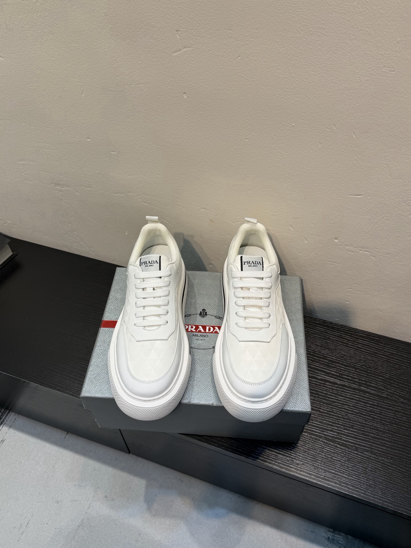 NO:778808,PRADA 'Prada' casual shoes, regular size: 38-44 (45 can be customized) Product material selection: cowhide material, mesh lining, genuine leather feet, original outsole,,, prada, prada, cowhide19860909PRADA「 普拉达 」休闲鞋 正码码数:38-44（45可定做） 商品材料精选 牛皮材质,网布内里,真皮垫脚,原版大底、,,prada,prada,cowhide,Men's shoes