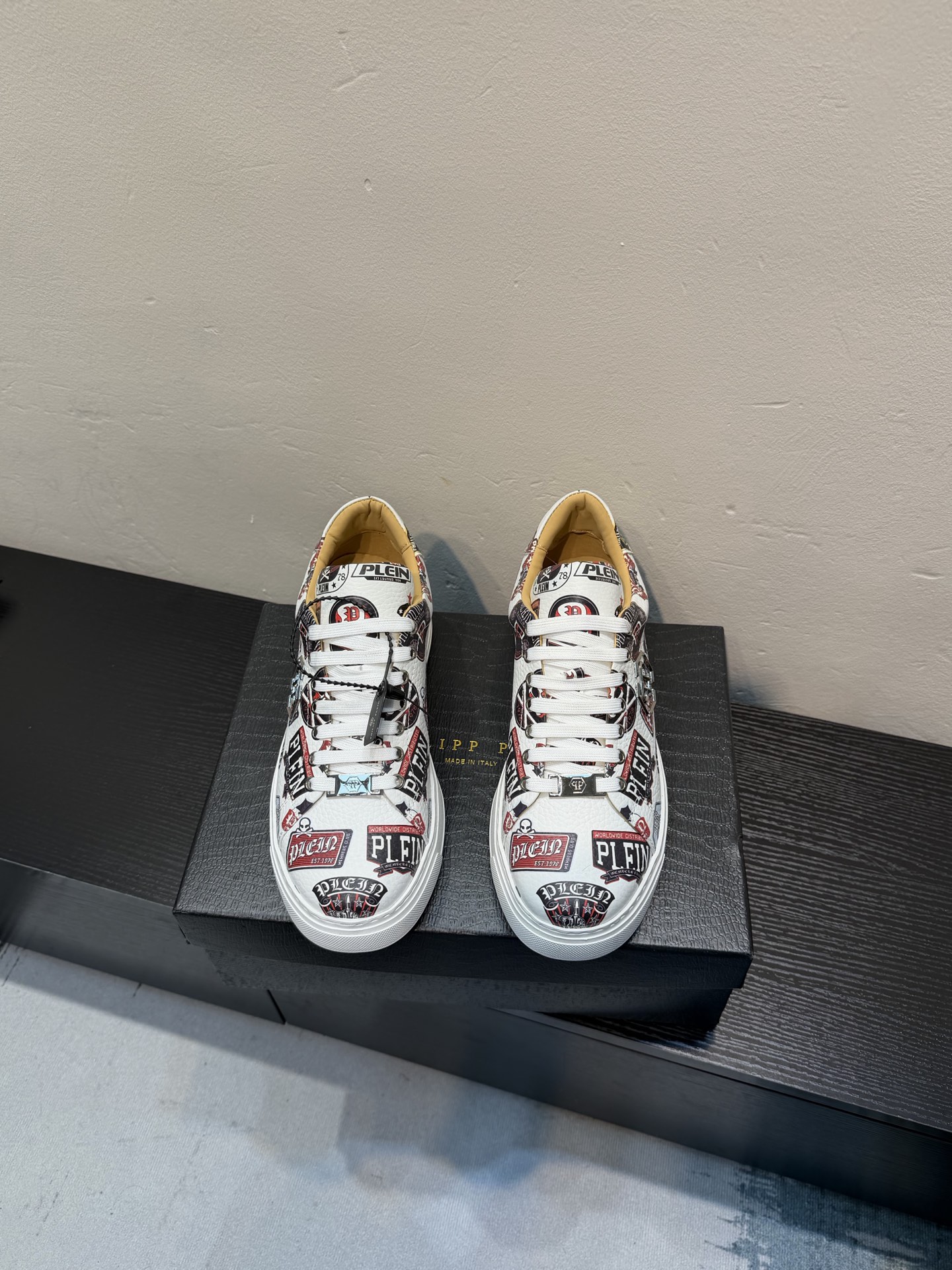 NO:778812,PHILIPP PLEIN PLEIN, the classic is back. If you want good products, check it out. The counter has what I like. From the leather to the details, it is a top-quality product!  Please feel the handmade quality with your heart!  Luxury and nobility are a must. They are all made of cowhide and decorated with special hardware, just to create a more comfortable wearing experience. The upper is made of original cowhide and lining is made of cowhide, and the original rubber outsole is a must-have for sportsmen. You deserve it!  Size39-44 (45 customized),,PHILIPP PLEIN,cowhide19860909PHILIPP PLEIN-菲利普普来因 普来因,经典回归,要好货的看过来,专柜啥样我啥样,从皮料到细节,堪称精品！请用心感受纯手工制造的品质！奢华尊贵那是必须的,全部采用牛皮,专用五金装饰,只为打造更为舒适的穿着体验,鞋面原版牛皮牛皮内里,原版橡胶大底,型男必备,你值得拥有！Size39-44（ 45定制）,,PHILIPP PLEIN,cowhide,Men's shoes