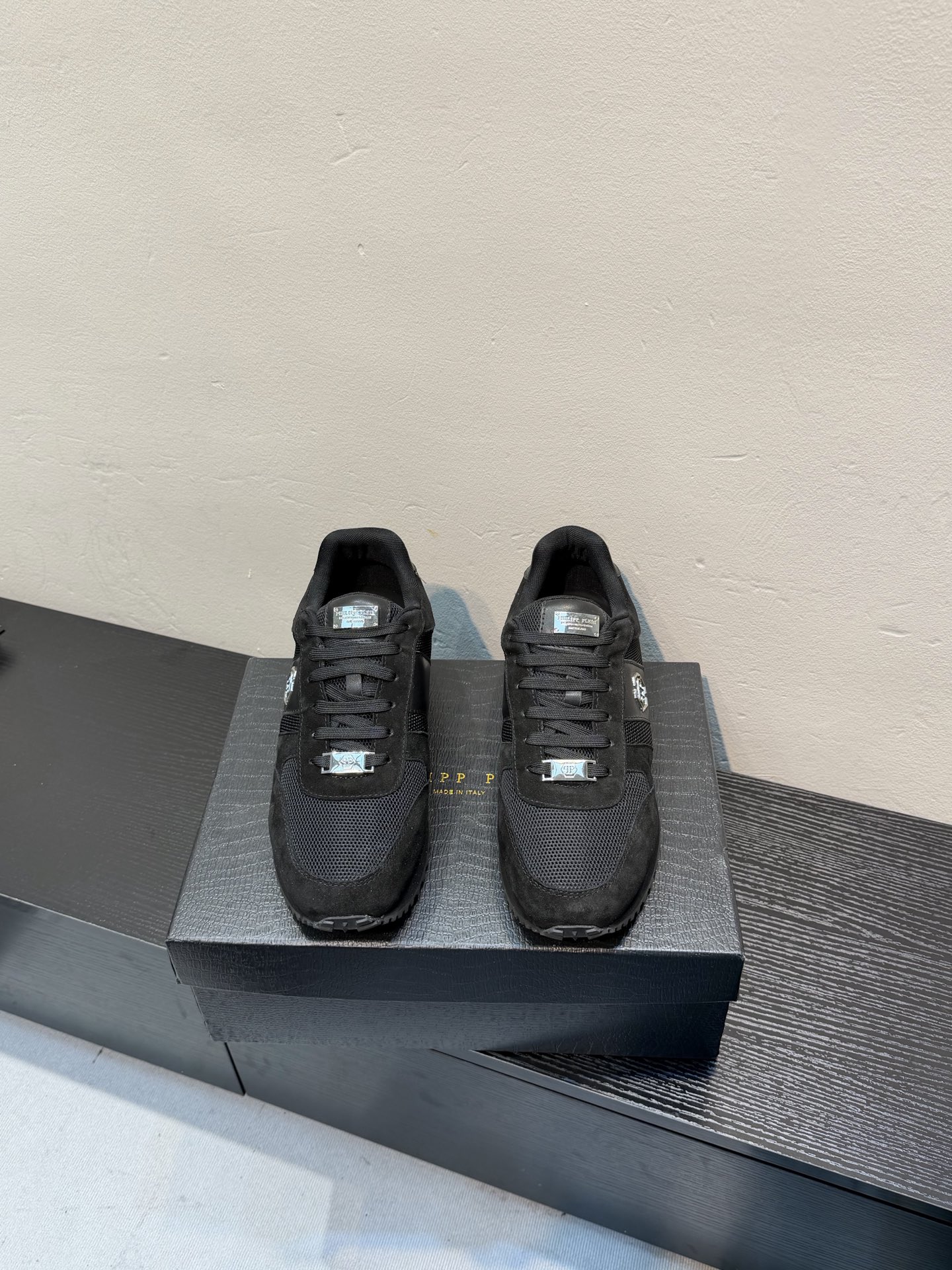 NO:778815,PHILIPP PLEIN PLEIN, the classic is back. If you want good products, check it out. The counter has what I like. From the leather to the details, it is a top-quality product!  Please feel the handmade quality with your heart!  Luxury and nobility are a must. They are all made of cowhide and decorated with special hardware, just to create a more comfortable wearing experience. The upper is made of original cowhide and lining is made of cowhide, and the original rubber outsole is a must-have for sportsmen. You deserve it!  Size40-44 (45 customized),,PHILIPP PLEIN,cowhide19860909PHILIPP PLEIN-菲利普普来因 普来因,经典回归,要好货的看过来,专柜啥样我啥样,从皮料到细节,堪称精品！请用心感受纯手工制造的品质！奢华尊贵那是必须的,全部采用牛皮,专用五金装饰,只为打造更为舒适的穿着体验,鞋面原版牛皮牛皮内里,原版橡胶大底,型男必备,你值得拥有！Size40-44（ 45定制）,,PHILIPP PLEIN,cowhide,Men's shoes
