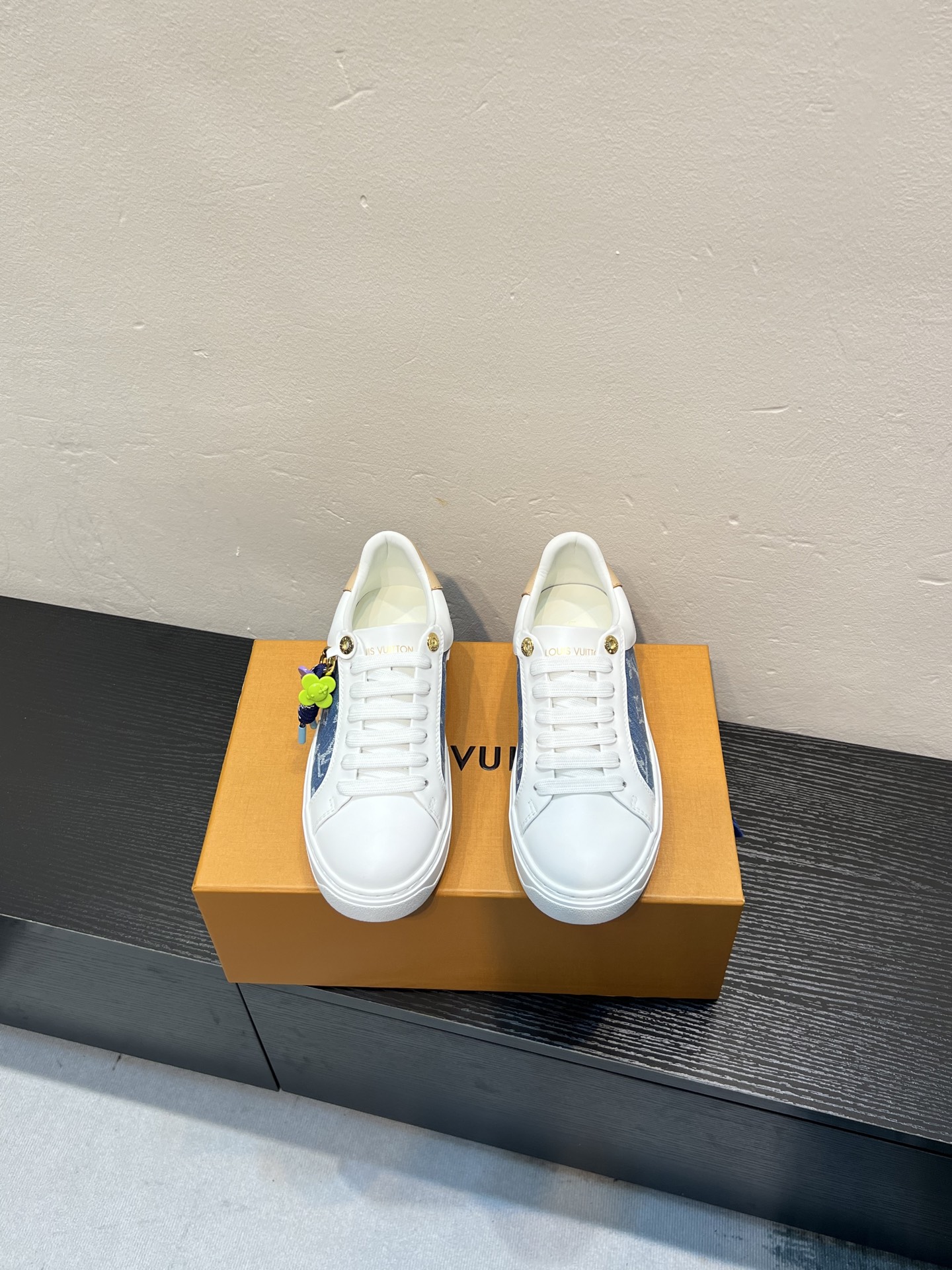 NO:779859,LV’s hot model, the soles are super light and have oil-edged edges!  Upper cowhide electric embroidered denim fabric!  Wear-resistant, non-slip, lightweight outsole!  Welcome to the sale of the picture above!  Size 35-46 (men's size 38, 45 and 46 are custom-made and cannot be returned or exchanged),, louis vuitton, cowhide19860909Lv爆款 鞋底超级轻便,油边工艺！鞋面牛皮电绣牛仔布料！耐磨防滑轻质大底！欢迎上图大卖！码数35—46（男款38、45 46订做不退换）,,louis vuitton,cowhide,Men's shoes