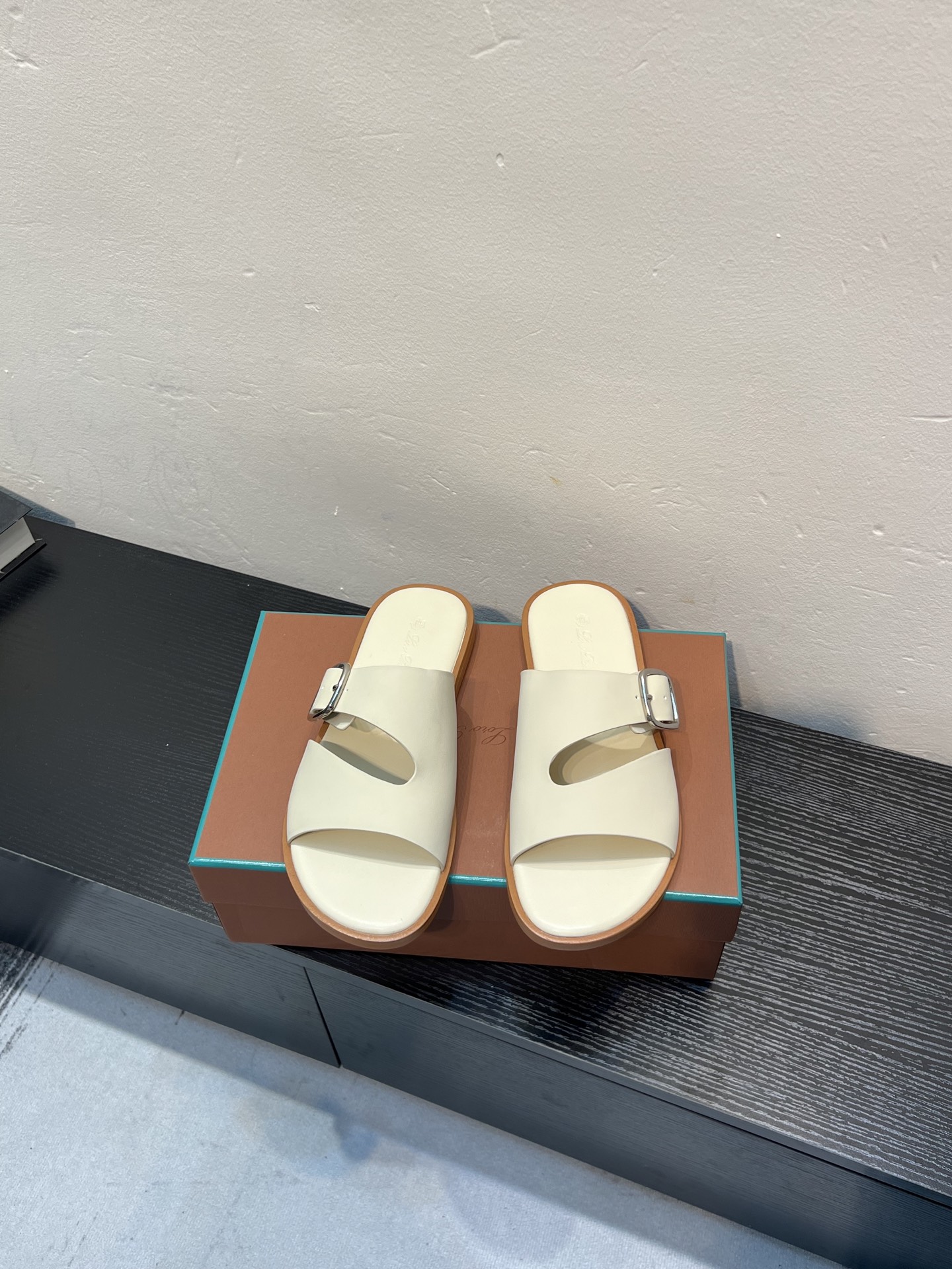 NO:781190,(actual price) Loro Piana, LP's popular spring and summer slippers are synchronized with the new counters. The uppers are imported Italian cowhide fabrics, high-quality splicing technology, the original soles are specially provided by the original factory, and the exclusive molded soles are super comfortable. Original factory orders, code number 39-45; (Order 46 47), loro piana, loro piana, slippers, cowhide19860909（实价）Loro Piana 诺悠翩雅 ,LP 炸街男神春夏拖鞋新品专柜同步,鞋面意大利进口牛皮面料,高品质拼接工艺,鞋底原厂特供原版底,独家活动成型底超级舒适,原厂跟单货,码数 39-45；（ 订46 47）,,loro piana,loro piana,slippers,cowhide,Men's shoes