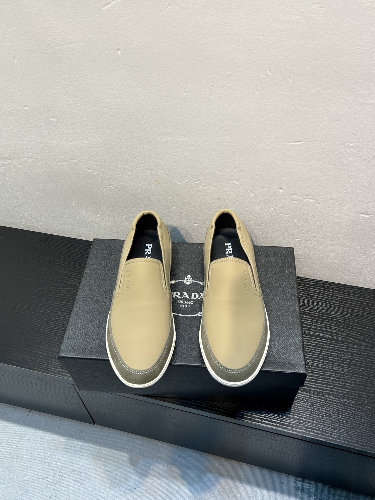 NO:781816,PRADA, original leather splicing, comfortable and breathable sheepskin lining, original wear-resistant outsole, men's fashionable casual shoes, running sneakers, distinguished luxury brand elements, top luxury, real picture color, standard code 38-44 (45 customized), prada, prada, sneakers, sheepskin19860909普拉达PRADA,原厂皮料拼接 舒适透气羊皮内里 原厂耐磨大底 男士时尚休闲鞋 跑步 运动鞋 尊贵奢侈品大牌元素 顶级奢华 实物图片色,标准码38-44（45订做）,,prada,prada,sneakers,sheepskin,Men's shoes
