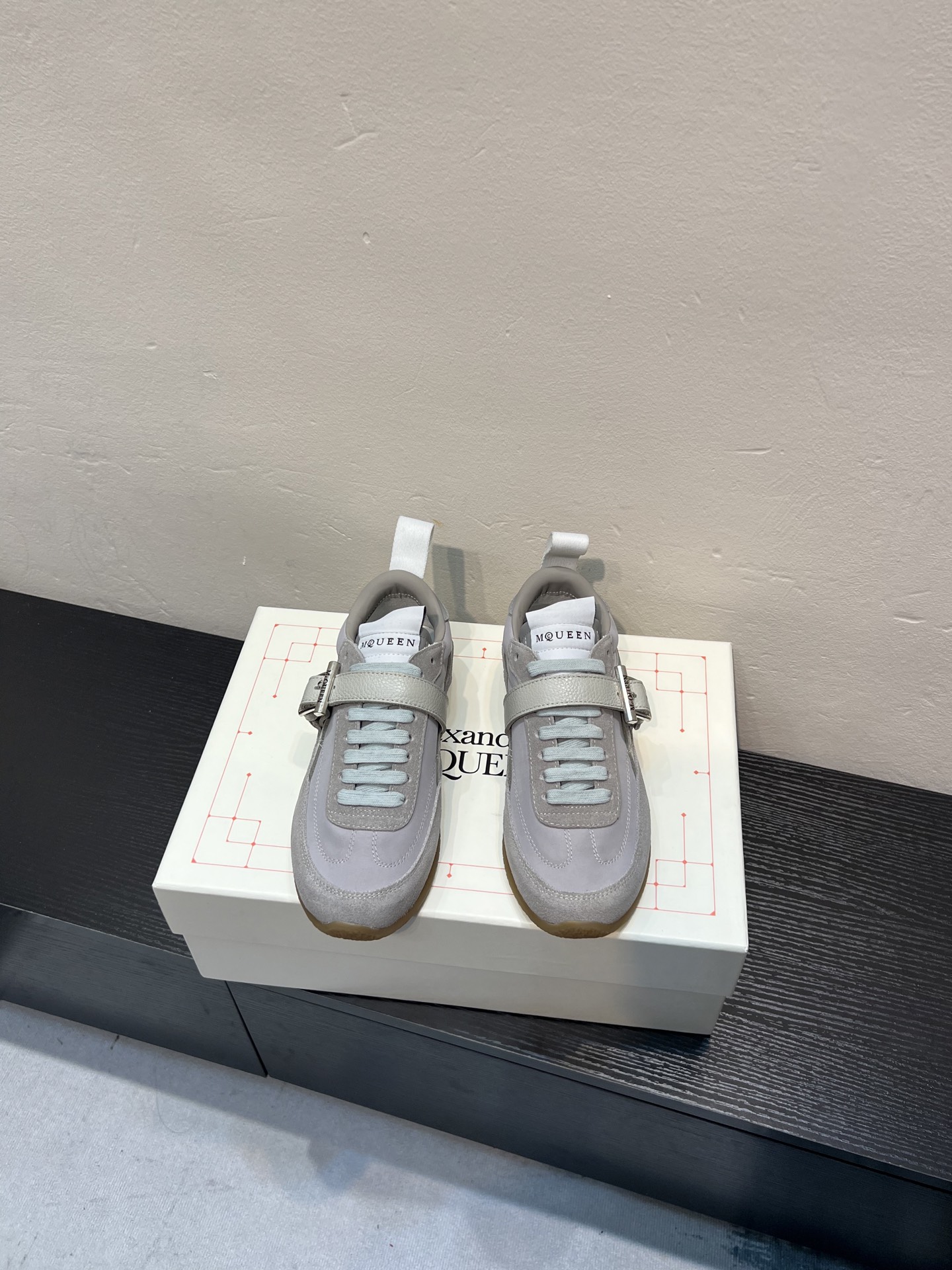 NO:781830,Alexander McQUEEN's latest spring shoes are leading the market with heavy craftsmanship in spring, summer, autumn and winter. Top purchasing version, pure white, thick sole design, super long legs. Exquisite workmanship, moral training shoes, fashionable and versatile. Fabric imported from Italy, high quality. Silk cowhide, lining inside of A-grade imported breathable sheep lining from Italy. Stepping: top version imported Italian super soft cowhide, sole Sole original molded anti-slip rubber material, sole 3CM package original shoe box.  Cloth bag. 4-piece set. Delivered with a pair of shoelaces.  Handbag Size Female 35-40 Male 39-45 Special remarks, female size 40. Male size 45. It is customized and cannot be returned or exchanged),,cowhide19860909Alexander McQUEEN最新春鞋陆续引领上市重工艺  春夏秋冬 顶级代购版本,纯白色,厚底设计超显腿长.做工精致,德训鞋,时尚百搭. 面料Fabric意大利进口高质感.丝绸牛皮 内里inside ofA级意大利进口透气羊里 垫脚Stepping: 顶级版进口意大利超软牛皮 鞋底Sole原版开模防滑生胶材质 鞋底3CM package原版鞋盒. 布袋.4件套.配送鞋带一双．手提袋 Size 女35-40男39-45 特别备注,女码40 .男码.45.属定制,不.退.换）,,cowhide,Men's shoes