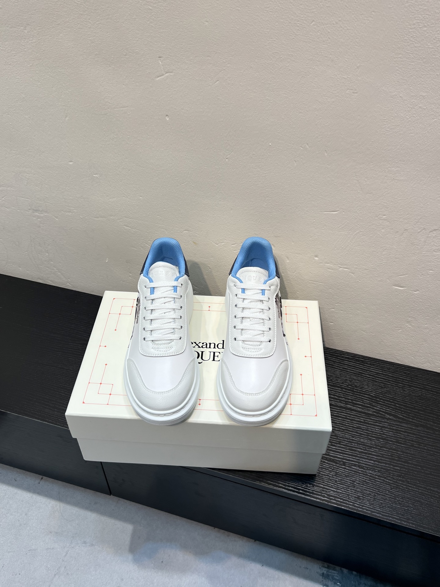 NO:781836,The counter has the latest high-end version of Alexander McQueen·Alexander McQueen, the latest wide-sized sports shoes, white shoes and casual shoes in new colors!  The rear tail is really unique and pretty, I love it at first sight!  Top version!  I won’t introduce too much about the style of this shoe. It will not go out of style year after year. It is a super versatile and versatile model and has always been in a state of popularity. The original upper is made of the latest silk cowhide + high mercerized cowhide (EU 3A standard). The inner cowhide foot pad is water-dyed sheepskin. The outsole is the latest original open mold. One-to-one precision molded PU vacuum outsole. Women’s model 34-41 (customized at 34.40.41) Men’s model 38-45 (38  45 customized) Upgraded counter synchronization, latest original packaging (packaging quality leads the market for most of the same products), alexander mcqueen, sneakers, cowhide, sheepskin19860909专柜最新上新 高端版本Alexander McQueen·亚历山大麦昆 最新款 阔型运动鞋小白鞋休闲鞋新色！ 后尾巴真的是太有特色太好看了,一眼爱！顶级版本！ 这款鞋子款式就不多做介绍了,春夏秋冬一年又一年都不会过时,超级百搭万能款,一直处于爆火状态. 鞋面原版定做最新丝绸牛皮+高丝光牛绒（欧盟3A标准） 内里牛皮垫脚水染羊皮里 大底最新原版开模一比一精模PU抽真空大底 女款34-41（34.40.41定做） 男款38-45（38 45定做） 升级专柜同步,最新原版包装（包装品质领先市场大部分同款产品）,,alexander mcqueen,sneakers,cowhide,sheepskin,Men's shoes