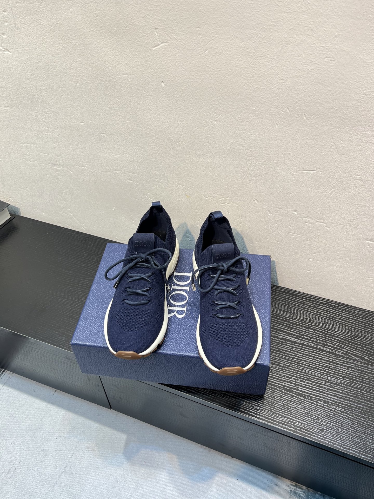 NO:782524,——Dior Dior's latest Sneaker B80 Lounge series casual sports shoes. Original purchase, development and production. This B80 sports shoe is a new product in the 2025 autumn series. It reinterprets the sports style with an elegant and fashionable shape. The upper is carefully made of fly-knitted mesh fabric, and the exquisite dual-color sole is light and soft, which can add a high-end temperament to all kinds of casual styles. The delivery counter is exquisitely packaged. Fabric: Original custom-made imported flyknit. Lining: Imported technical breathable fabric sole.  : Original molded TPU outsole, sole thickness 4CM Size: Men's 39-46 (customized 38 45 46), dior, dior, sneakers19860909——Dior迪奥 最新Sneaker B80 Lounge 系列 休闲 运动鞋 原版购入开发 做货 这款 B80运动鞋是二零二五秋季系列新品,以优雅时尚的造型重新演绎运动风格.鞋面采用飞织网眼织物精心制作,精致双拼色的鞋底轻盈柔软,可为各式休闲造型增添高订气质 配送专柜精美包装 面料 : 原版定制进口飞织 内里 : 进口科技透气面料 鞋底 : 原版开模TPU大底 底厚 4CM Size : 男款39-46（38 45 46定制),,dior,dior,sneakers,Men's shoes