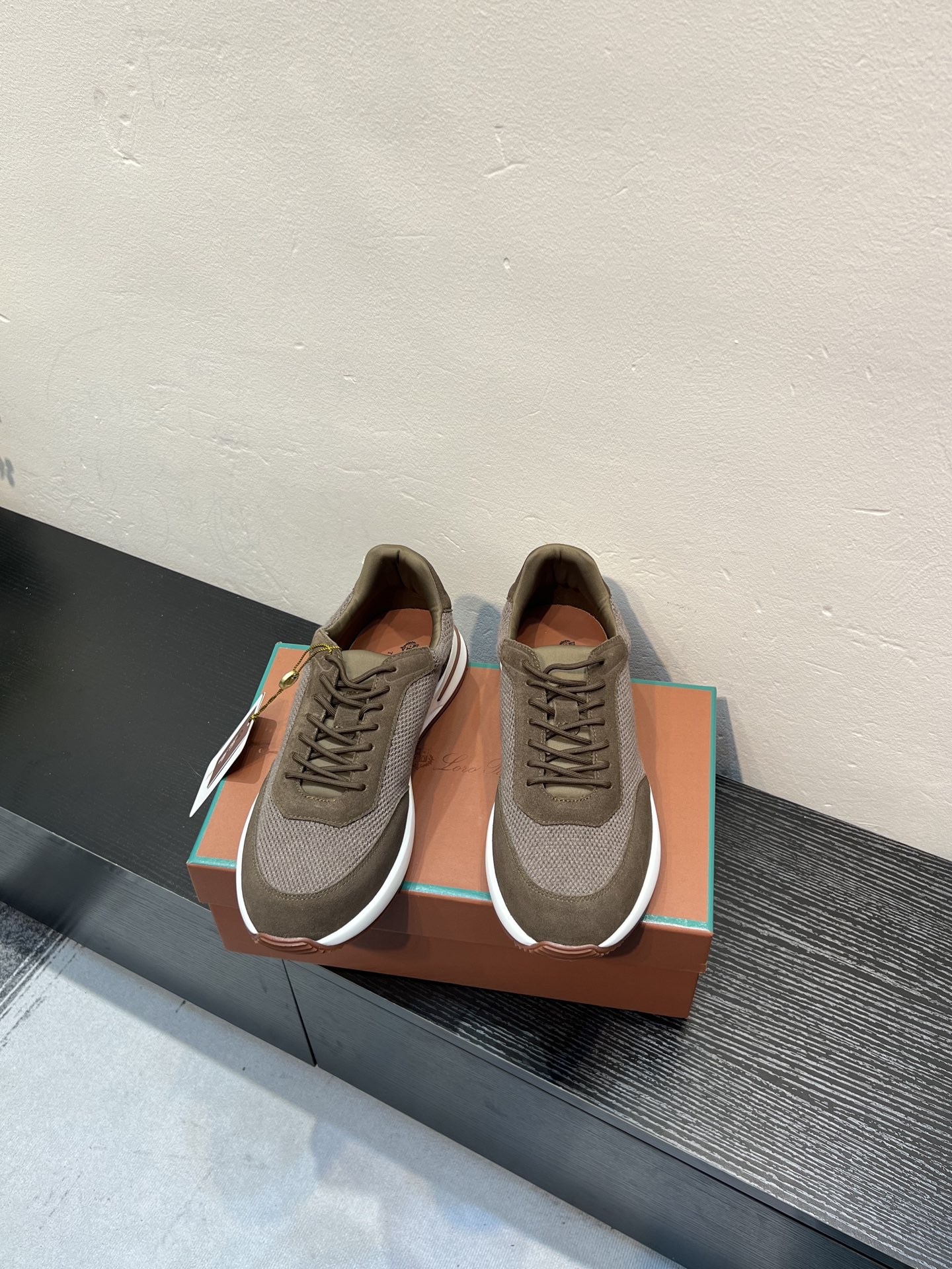 NO:783573,——LP classic sports shoes, an Italian treasure brand, the only brand that can match Hermès!  Only after wearing it do we know that we can’t live up to our feet. It has cowhide stitching on the upper, genuine leather lining, exclusive original packaging (branded paper outer box handbag with tag), size men’s 39-45 (45 customized), hermes, loro piana, sneakers, cowhide19860909—— lp经典运动鞋,意大利宝藏品牌,唯一能和爱马仕匹配的品牌！穿了才知道不能辜负我们的双脚,鞋面牛皮拼接,真皮内里,独家原版包装（吊牌品牌纸外盒手提袋）码数男39-45（45 定做）,,hermes,loro piana,sneakers,cowhide,Men's shoes