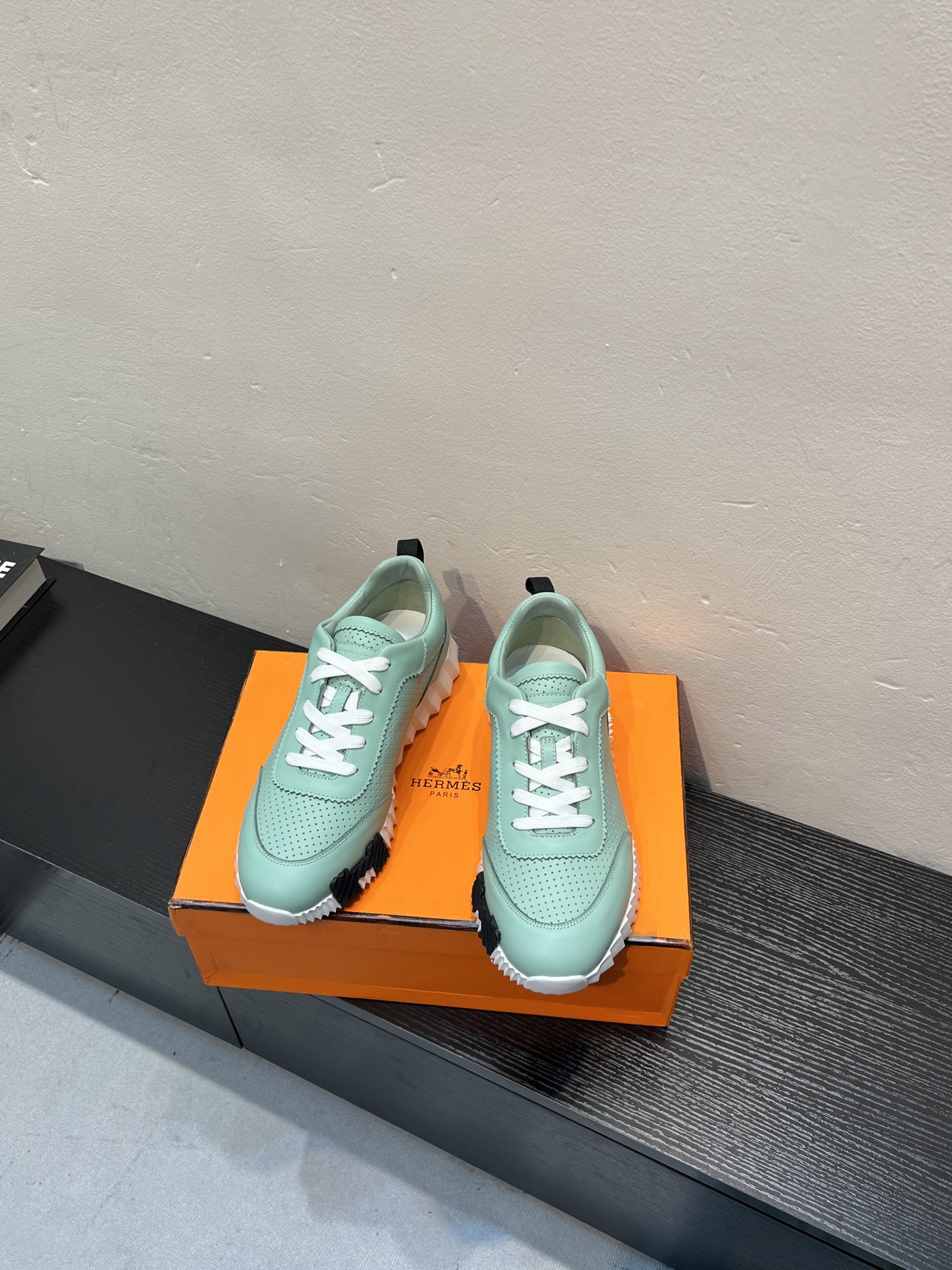 NO:783578,[HERMES] Hermès - high-end quality original order - upper Napa calfskin. Embroidered brand totem - lining imported mixed sheepskin - outsole TPR foam rubber two-color combination molding outsole - ultra-high quality control, fine workmanship (high-end, luxury, grade) -Size 38-44 (38. 45, 46, can be customized),, hermes, hermes, cowhide, sheepskin19860909【 HERMES】爱玛仕 -高端品质 原单 -鞋面纳帕小牛皮.刺绣品牌图腾 -内里进口混种羊皮 -大底TPR发泡·橡胶双色组合成型大底 -超高品控·做工精细凸显(高端·贵气·档次) -Size 38-44（38. 45,46,可订做),,hermes,hermes,cowhide,sheepskin,Men's shoes