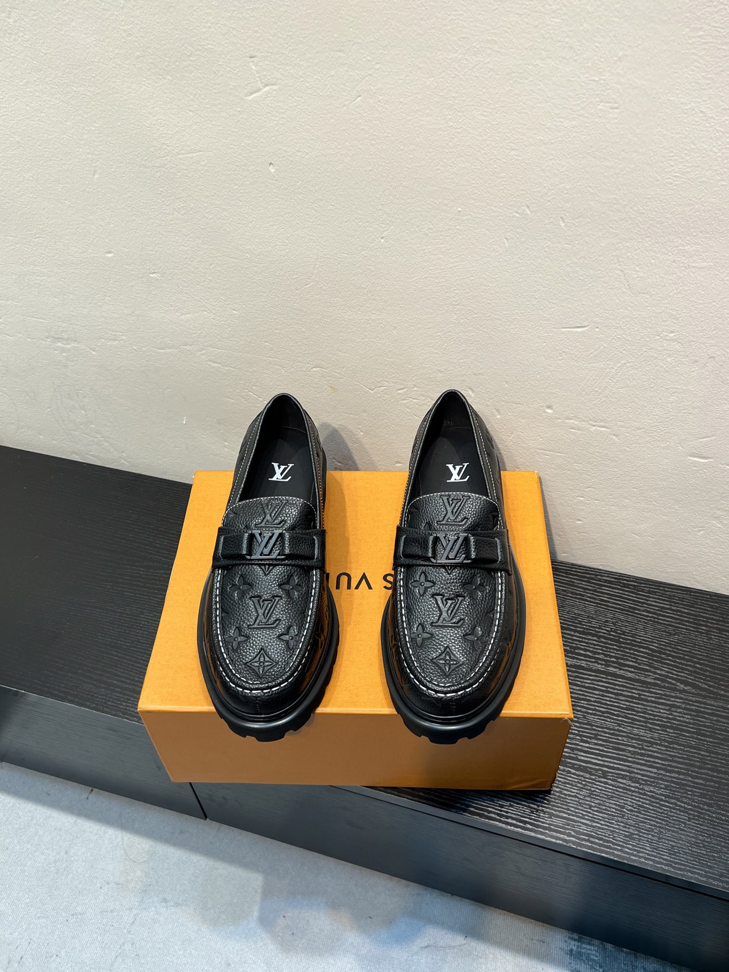NO:783584,[LV] High-quality, top-notch craftsmen's fashion classic loafers, regular sizes 39-44 (45 and 46 can be customized). The latest loafers are on sale simultaneously!  Top craftsmanship [strong]!  The surface is fully imported from Italy and original calfskin (super texture and feel), and the inside is imported water-dyed calfskin!  Chemical foam combination Yasik anti-slip outsole!  !  Super comfortable!  45,46 Customized, non-refundable, louis vuitton, loafers, cowhide19860909【LV】 高品质,顶尖工艺品 男士时尚经典乐福鞋 正码39－44（45 46可定做） 同步发售最新乐福鞋！顶级手工艺[强]！面意大利全面进口原版小牛皮(超强质感、手感),内里进口水染小牛皮！化泡组合雅思克防滑大底！！超强舒适感！45,46定做不退换,,louis vuitton,loafers,cowhide,Men's shoes