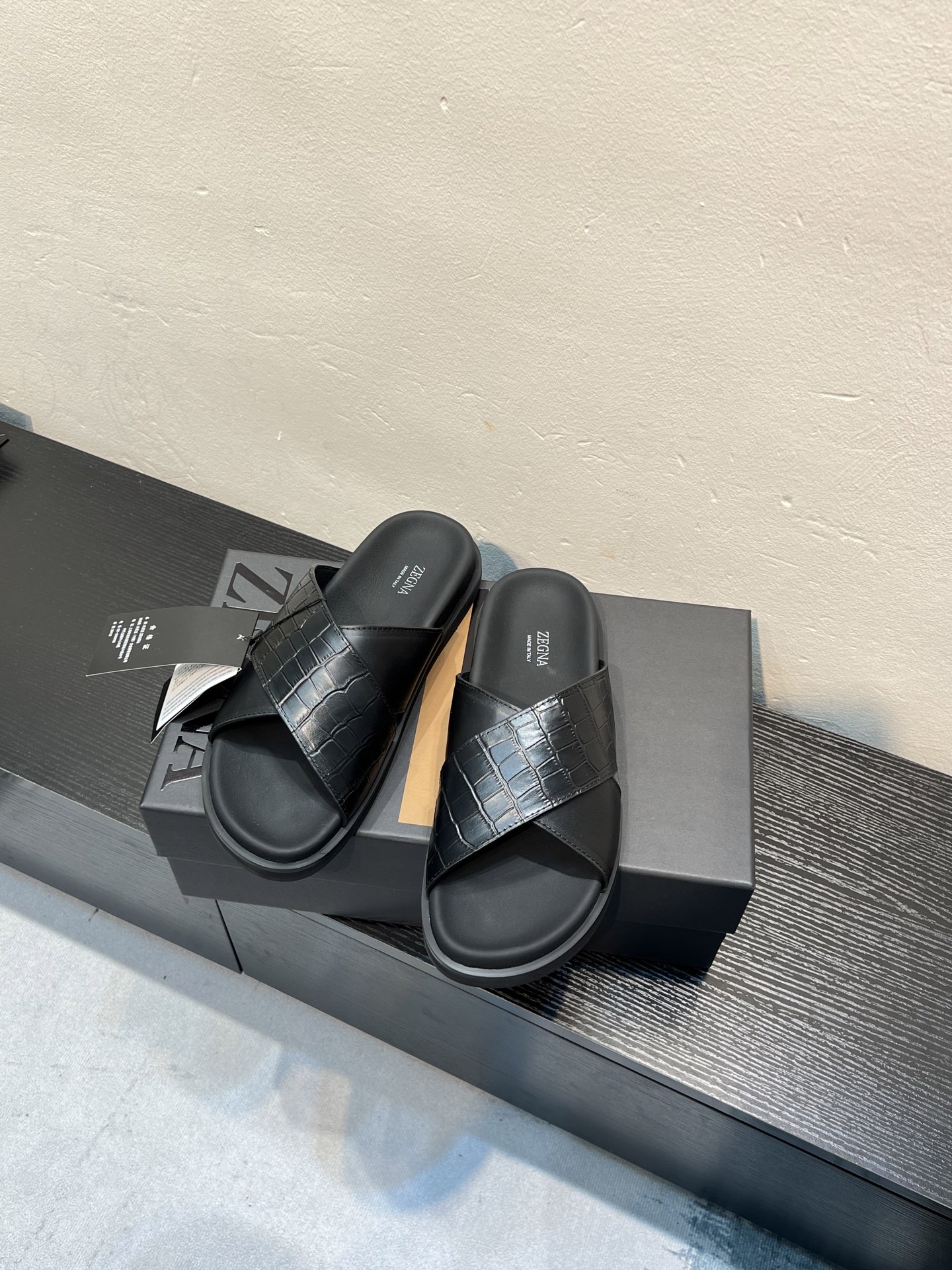 NO:829878,. (actual price) - ZEGNA Zegna slippers are high-end and elegant, new genuine leather slippers for the summer of 2026. They are sold simultaneously at the counter. The original is a customized replica. The upper is made of imported first-layer cowhide, with round toe and open toe. One-line slippers, crocodile pattern, original quality, fine workmanship and excellent footwear!  Lightweight double-layer outsole combination, excellent comfort. Preferred item. Complete with three standards. Size 39-44. (can be customized to 45.46),,zegna,slippers,cowhide19860909.（实价）——ZEGNA杰尼亚 拖鞋高端大气,26年夏季新款真皮拖鞋 柜台同步发售 原版定制复刻 鞋面采用进口头层牛皮,圆头露趾 一字拖鞋,鳄鱼纹路, 原单品质,做工走线精细 上脚绝佳！轻盈大底双层组合,舒适度超佳 优选单品 三标齐全 码数39-44.（可定做45.46）,,zegna,slippers,cowhide,Men's shoes