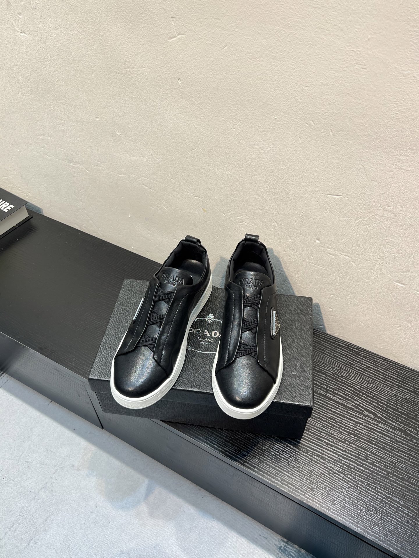 NO:829818,(PRADA) uses cowhide leather for the feet, and the original 1:1 rubber outsole is non-slip and wear-resistant; it is comfortable to wear, has an attractive style, and has fine workmanship. It is equipped with a simple and neat shoe last, which shows the courage and toughness of a man. The size is 38 to 44, 45 can be customized,, prada, prada, cowhide19860909（PRADA普拉达）采用牛皮真皮垫脚,橡胶大底原版1:1防滑耐磨；着脚舒适、款式耐看,做工精细,配以简洁利落的鞋楦,彰显男人的果敢和硬朗,码数38一44,45可定做,,prada,prada,cowhide,Men's shoes