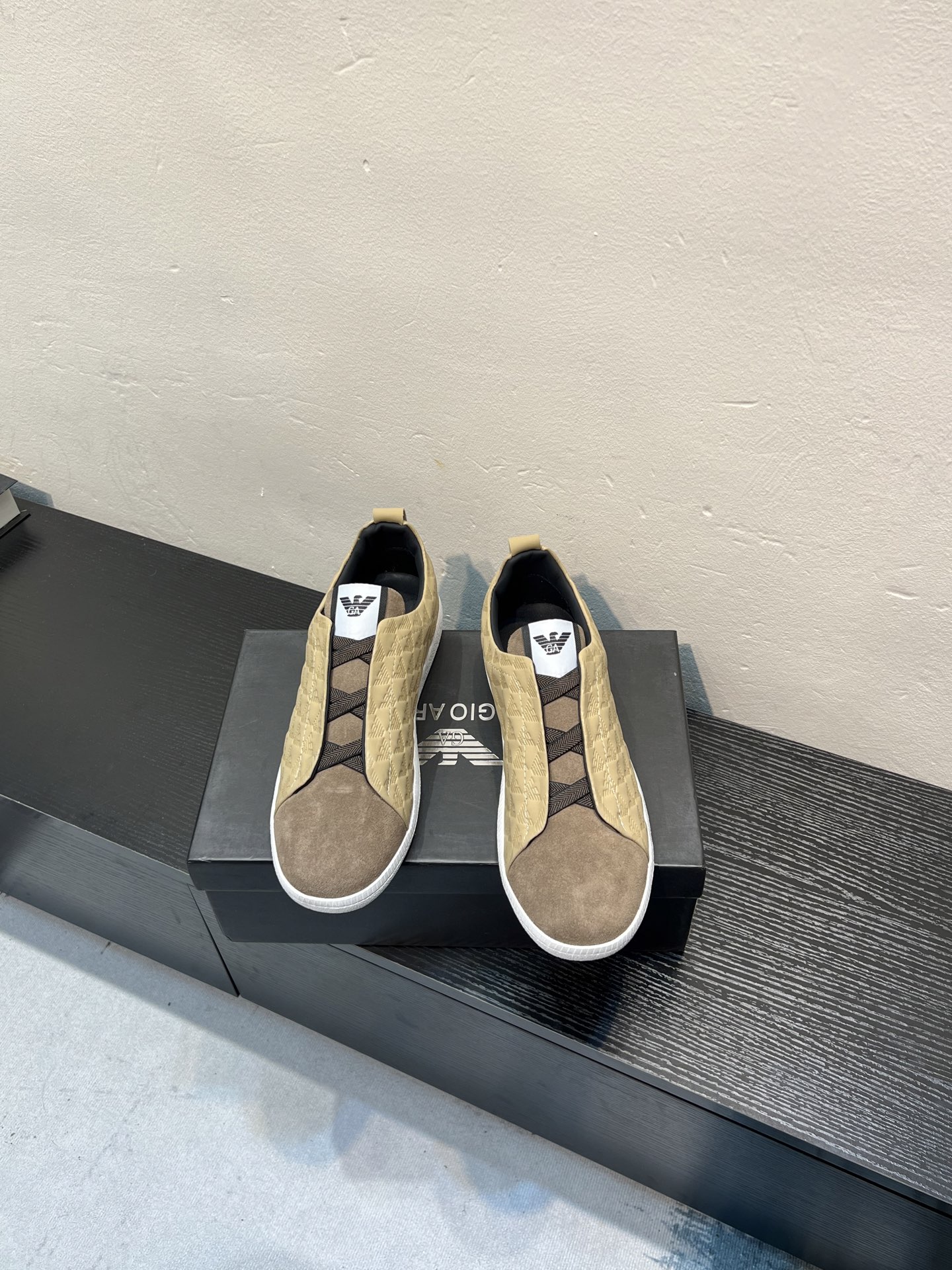 NO:829837,Armani's latest casual men's shoes, welcome to 1:1 comparison, counter quality, support inspection, high-quality workmanship, uppers made of imported cowhide from Italy, lining sheepskin insoles, original fashionable rubber outsole, casual and fashionable, high-end quality, size 38-44.45 can be customized without return or exchange!  ,,armani,cowhide,sheepskin19860909阿玛尼最新休闲男鞋,欢迎1:1对比,专柜品质,支持验货,优质做工,鞋面采用意大利进口牛皮 内里羊皮鞋垫原版时尚橡胶大底 ,休闲时尚,高端品质,码数38-44.45可定做不退换！,,armani,cowhide,sheepskin,Men's shoes