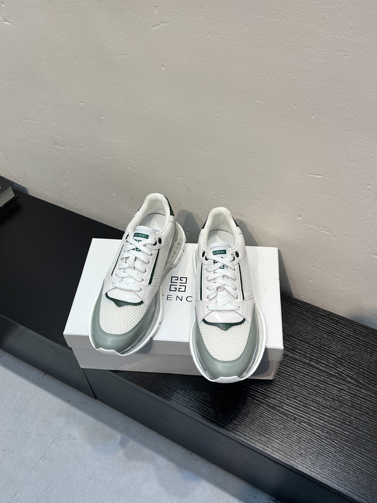 NO:829847,G I V E N C H Y Givenchy's new model. Counter synchronization. One pair for everyone. Don't miss it. The version purchased at the counter is completely 1:1. The top version is customized by opening the mold. The original display provides comparison, so that the big product can be 0 different from the original version (witness the real thing and pictures). 1. Original fabric, original first-layer cowhide, 2. Original mesh with cowhide lining, dry and comfortable.  Comfort 3 sole genuine exclusive private model outsole [Size] code number 39-44 (45 customized),,givenchy,cowhide19860909G I V E N C H Y 纪梵希新款 专柜同步 人手一双 不容错过 专柜买版 完全1:1 开模定制顶级版本 原版展示提供对比 让大货做到和原版0区别（实物和图片来见证1面料原版头层牛皮 2内里原版网配牛皮内里 干爽 舒适3鞋底正品独家私模大底【Size】码数39-44（45定做）,,givenchy,cowhide,Men's shoes