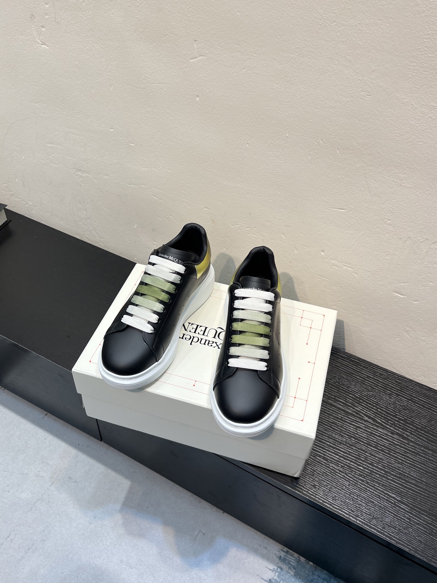 NO:829868,The counter has the latest high-end version of Alexander McQueen·Alexander McQueen, the latest wide-sized sports shoes, white shoes and casual shoes in new colors!  The rear tail is really unique and pretty, I love it at first sight!  Top version!  I won’t introduce too much about the style of this shoe. It will not go out of style year after year. It is a super versatile and versatile model and has always been in a state of popularity. The original upper is made of the latest silk cowhide + high mercerized cowhide (EU 3A standard). The inner cowhide foot pad is water-dyed sheepskin. The outsole is the latest original open mold. One-to-one precision molded PU vacuum outsole. Women’s model 34-41 (customized at 34.40.41) Men’s model 38-45 (38  45 customized) Upgraded counter synchronization, latest original packaging (packaging quality leads the market for most of the same products), alexander mcqueen, sneakers, cowhide, sheepskin19860909专柜最新上新 高端版本Alexander McQueen·亚历山大麦昆 最新款 阔型运动鞋小白鞋休闲鞋新色！ 后尾巴真的是太有特色太好看了,一眼爱！顶级版本！ 这款鞋子款式就不多做介绍了,春夏秋冬一年又一年都不会过时,超级百搭万能款,一直处于爆火状态. 鞋面原版定做最新丝绸牛皮+高丝光牛绒（欧盟3A标准） 内里牛皮垫脚水染羊皮里 大底最新原版开模一比一精模PU抽真空大底 女款34-41（34.40.41定做） 男款38-45（38 45定做） 升级专柜同步,最新原版包装（包装品质领先市场大部分同款产品）,,alexander mcqueen,sneakers,cowhide,sheepskin,Men's shoes