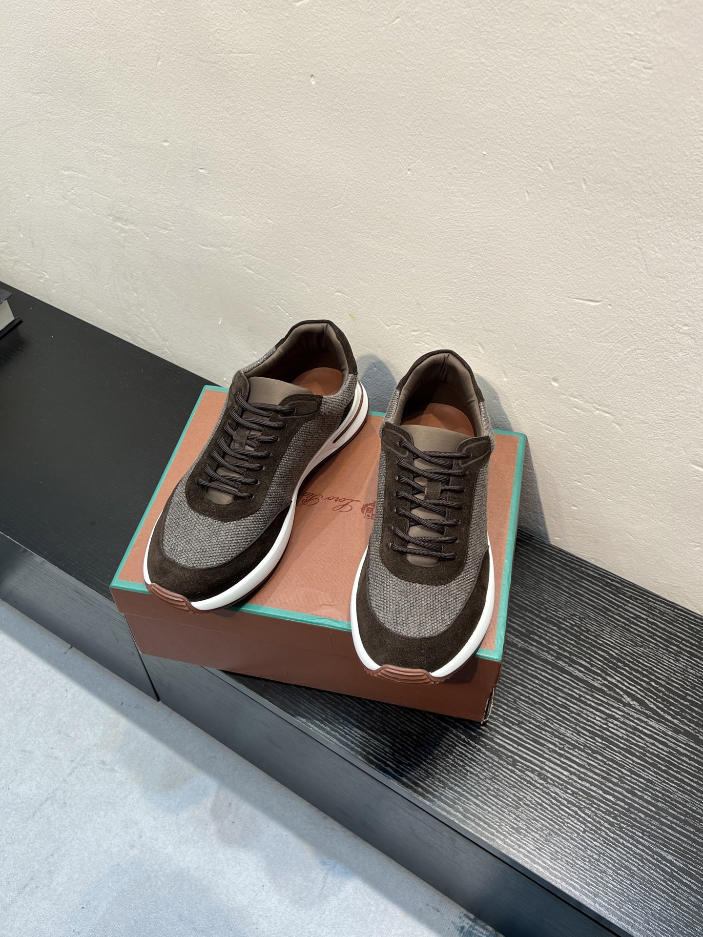 NO:830539,lp classic sports shoes, Italian treasure brand, upper cowhide stitching, genuine leather lining, exclusive original packaging (tag brand paper outer box handbag) size men's 39-45 (45 customized), loro piana, sneakers, cowhide19860909lp经典运动鞋,意大利宝藏品牌,鞋面牛皮拼接,真皮内里,独家原版包装（吊牌品牌纸外盒手提袋）码数男39-45（45 定做）,,loro piana,sneakers,cowhide,Men's shoes