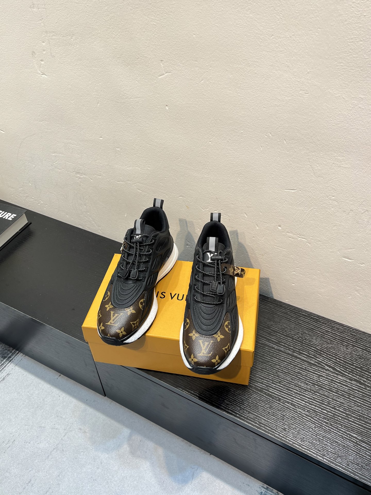NO:830548,LV's latest trendy casual shoes are popular, new spring and summer comfortable imported customized original cowhide, unique jacquard fabric element design. With mesh lining, details determine quality, code number 38-44 (45 customized),, louis vuitton, cowhide19860909LV最新潮鞋休闲鞋爆款,新品春夏季舒适进口定制原版牛皮,独特提花面料元素设计.搭配网布内里,细节决定品质、码数38-44（45定做）,,louis vuitton,cowhide,Men's shoes