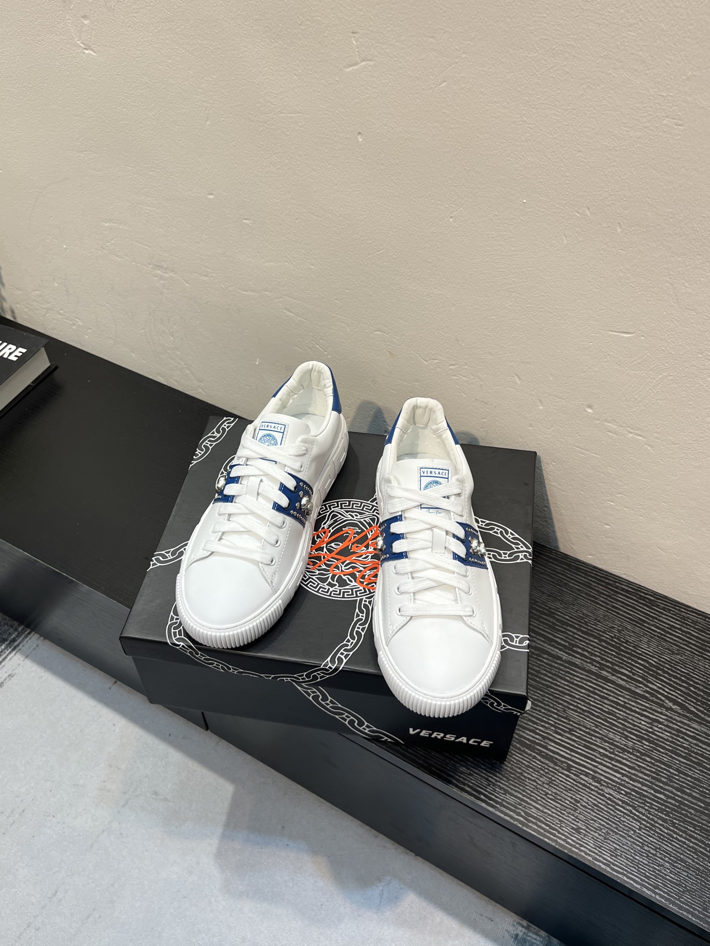 NO:831114,[Versace] Versace’s official website white casual sneakers, available at counters simultaneously!  The first layer of cowhide is made of cowhide, the design is absolutely luxurious, leading a new concept of fashion. The size is 36-44, 45 customized, versace, versace, sneakers, cowhide19860909【Versace】范思哲官网小白鞋休闲运动鞋,专柜同步上市！头层牛皮制成牛皮里,设计绝对的奢华打造,引领时尚新概念.码数36-44,45定做,,versace,versace,sneakers,cowhide,Men's shoes