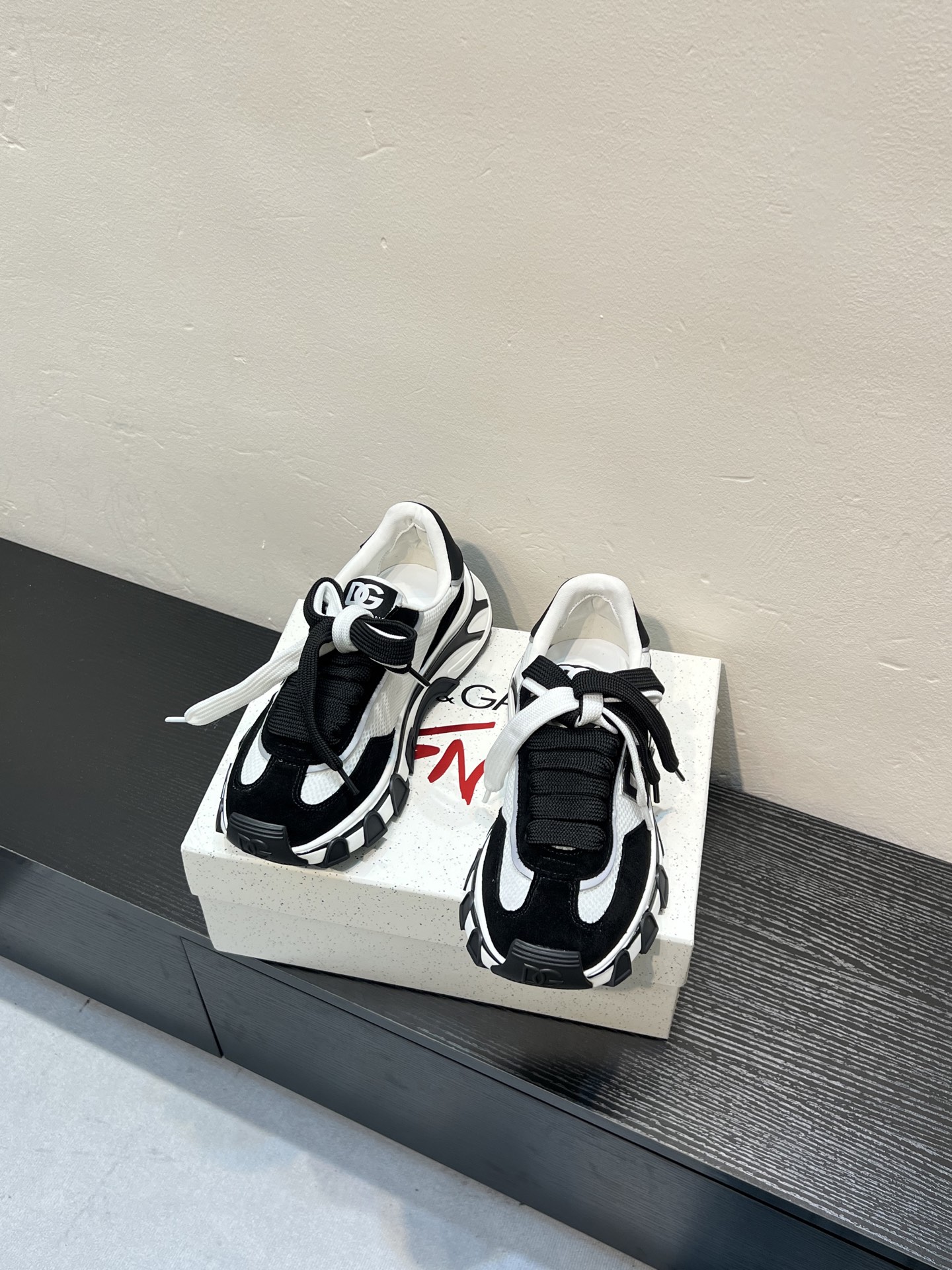 NO:832218,Dolce&Gabbana D&G's latest casual sneakers for couples. Original purchase, development and production. DG's latest explosion. The tongue has the brand's iconic details. It is fashionable and versatile, and can add luster to all kinds of looks. It creates a unique and dynamic and modern exquisite design, showing a modern and elegant style. The delivery counter is exquisitely packaged, original customized cowhide, lining: original customized breathable lining, Size: 35-44 (45  46 customized),,Dolce&Gabbana,Dolce&Gabbana,Dolce&Gabbana,sneakers,cowhide19860909Dolce&Gabbana杜嘉班纳 情侣款D&G最新款 休闲 运动鞋 原版购入开发 做货 DG最新爆,鞋舌带有品牌标志性细节,时尚百搭,可为各式造型增光添彩.塑造独具动感活力与摩登气息的精致设计,尽显现代优雅格调 配送专柜精美包装,原版定制牛皮,内里: 原版定制透气内里,Size: 35-44（45 46定做）,,Dolce&Gabbana,Dolce&Gabbana,Dolce&Gabbana,sneakers,cowhide,Men's shoes