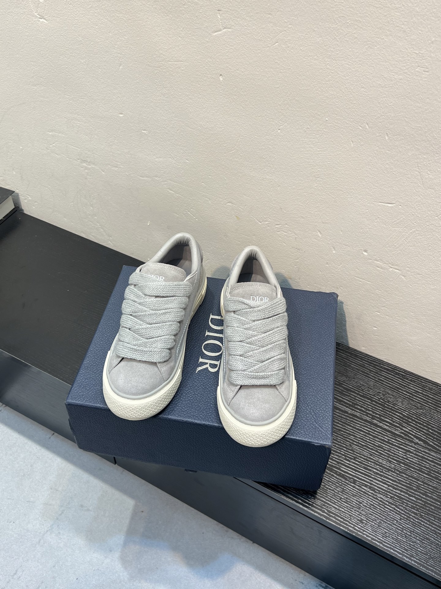 NO:832225,Dior Dior B33 series couple model, presbyopia, stone pattern, casual sneakers, sneakers, original purchase, development, production. This B33 low-top sneaker is a new product in the series, continuing Dior's classic style. It is carefully made of white and gray smooth cow leather, and is decorated with white Oblique Galaxy printed leather panels on the side. 'CD  Icon'-shaped lace eyelets are clever and exquisite, and the two-color rubber soles, rear collar and heel are all equipped with brand iconic details to enhance the style. Fashionable and versatile, it can add luster to various looks. Exquisite packaging at the delivery counter. Fabric original custom calfskin + Oblique floral fabric. Customized breathable lining. Outsole original open mold TPU combination outsole. Bottom thickness 3CM. Size female 35-41 and male 38-46 (female 41 male 45).  46 customized),,dior,dior,sneakers,cowhide19860909Dior迪奥B33 系列 情侣款 老花 石头纹 休闲 运动鞋 板鞋 原版购入开发 做货 这款 B33低帮运动鞋是该系列新品,延续 Dior 的经典款式.采用白色和灰色光滑牛皮革精心制作,侧面饰以白色 Oblique Galaxy 印花皮革镶片.“CD Icon”造型的鞋带孔眼巧妙精致,双色橡胶鞋底、后侧鞋口和鞋跟处均带有品牌标志性细节,提升格调.时尚百搭,可为各式造型增光添彩. 配送专柜精美包装 面料原版定制小牛皮+ Oblique老花布 内里定制透气内里 大底原版开模TPU组合大底 底厚3CM Size女码35-41 男码38-46（女41 男45 46定做）,,dior,dior,sneakers,cowhide,Men's shoes