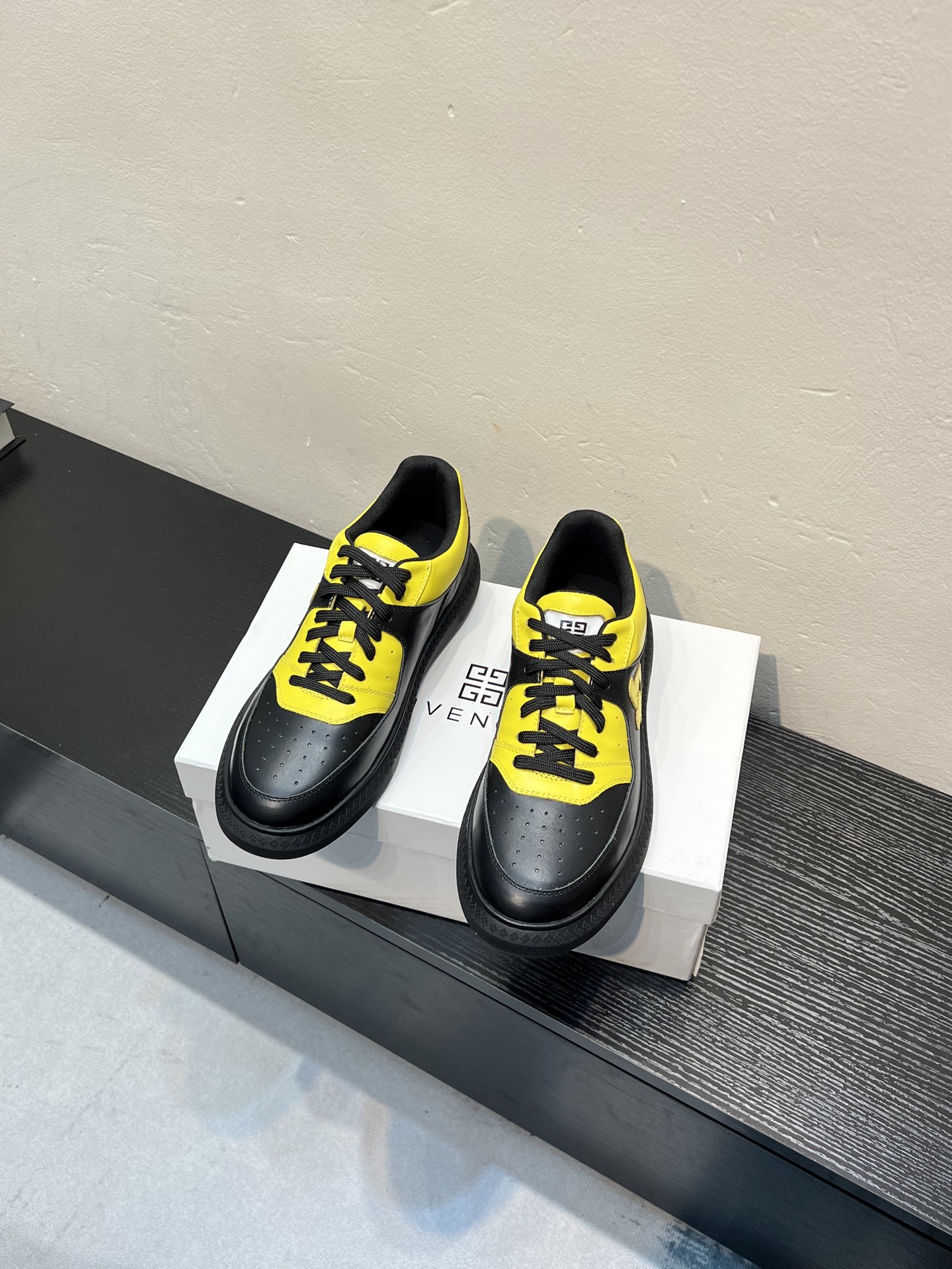 NO:832685,GIVENCHY. Men's new fashionable casual sneakers hot sale imported cowhide. Comfortable mesh lining. Genuine leather feet, original outsole. Comfortable. Size 38-44 (custom-made 45 non-returnable),,givenchy,givenchy,cowhide19860909GIVENCHY纪梵希 .男士新款时尚休闲板鞋热卖进口牛皮.舒适网布内里 真皮垫脚,原版大底 脚感舒适 38-44码（45订做不退换）,,givenchy,givenchy,cowhide,Men's shoes