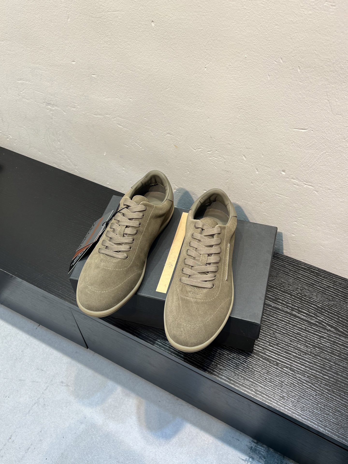 NO:832692,——Exclusive real shot (top version) 26ss Zegna/Jegna's new season suede sneakers. Made of solid-color soft suede leather. The deconstructed upper has both modern and retro atmosphere. It sublimates Zegna's exquisite shoe heritage with the spirit of innovation. The iconic stitching of the same color complements the brand logo on the side, and the same color lining. It is equipped with a custom-designed inner leather insole. It has excellent upper-foot comfort. It is heavily crafted and shipped first.  Size38-44 (45.46.4 can be customized),,zegna,sneakers19860909——独家实拍（顶级版本）26ss Zegna/杰尼亚 当季新款 绒面革运动鞋 采用纯色柔软的绒面皮革制成 解构鞋面兼具现代与复古气息 以创新精神升华杰尼亚精致鞋履传承 标志性同色缝线与侧面的品牌标识相得益彰 ,同色调衬里 配以定制设计的内**真皮鞋垫 上脚舒适度极好 重工打造首发出货 Size38-44（45.46.4可定做）,,zegna,sneakers,Men's shoes