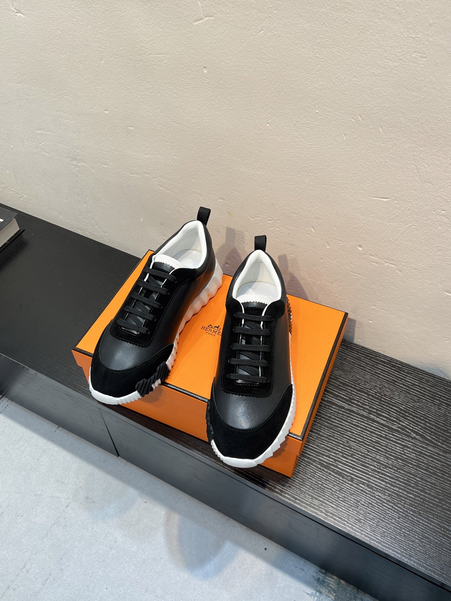 NO:833369,H Home. Top Purchasing Agency. New sneakers for couples are coming and will be sold simultaneously at the counter. Original configuration, original cowhide imported from Italy with cloth fabrics, breathable and comfortable for driving. Fully imported water-dyed sheepskin lining. Original soles are super comfortable. You can go in and out of the counter at will. You are welcome to compare and synchronize with the counter. Size35–44 (45 can be customized), sneakers, cowhide, sheepskin19860909H家.顶级代购 情侣款运动鞋新品来袭专柜同步发售原厂配置,意大利进口原版牛皮搭配布面料,透气舒适驾车必备,全进口水染羊皮里垫,鞋底原厂特供原版底超级舒适,可随意进出专柜,欢迎对比专柜同步, Size35–44码（45可定做）,,sneakers,cowhide,sheepskin,Men's shoes