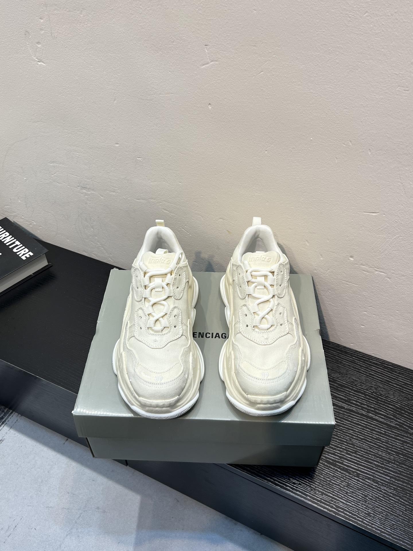 NO:833634,Balenciaga, the couple's Triple S Tape Type is simply amazing. The design of this shoe comes from the most classic, and it is full of trendiness!  The unique design makes people fall in love with it at first sight. It turns heads every time you walk on the street. It is really both fashionable and practical!  Don’t hesitate, get it now and become a fashionista!  Code number 35-45,,balenciaga,balenciaga19860909Balenciaga巴黎世家、情侣款 Triple S Tape Type简直绝了 这款鞋设计来源于经典之最、潮流感直接拉满！ 独特设计、让人一眼就爱上、走街上回头率爆表、真的是即时尚又实用！ 别犹豫、赶紧入手成为时尚达人！ 码数35-45,,balenciaga,balenciaga,Men's shoes