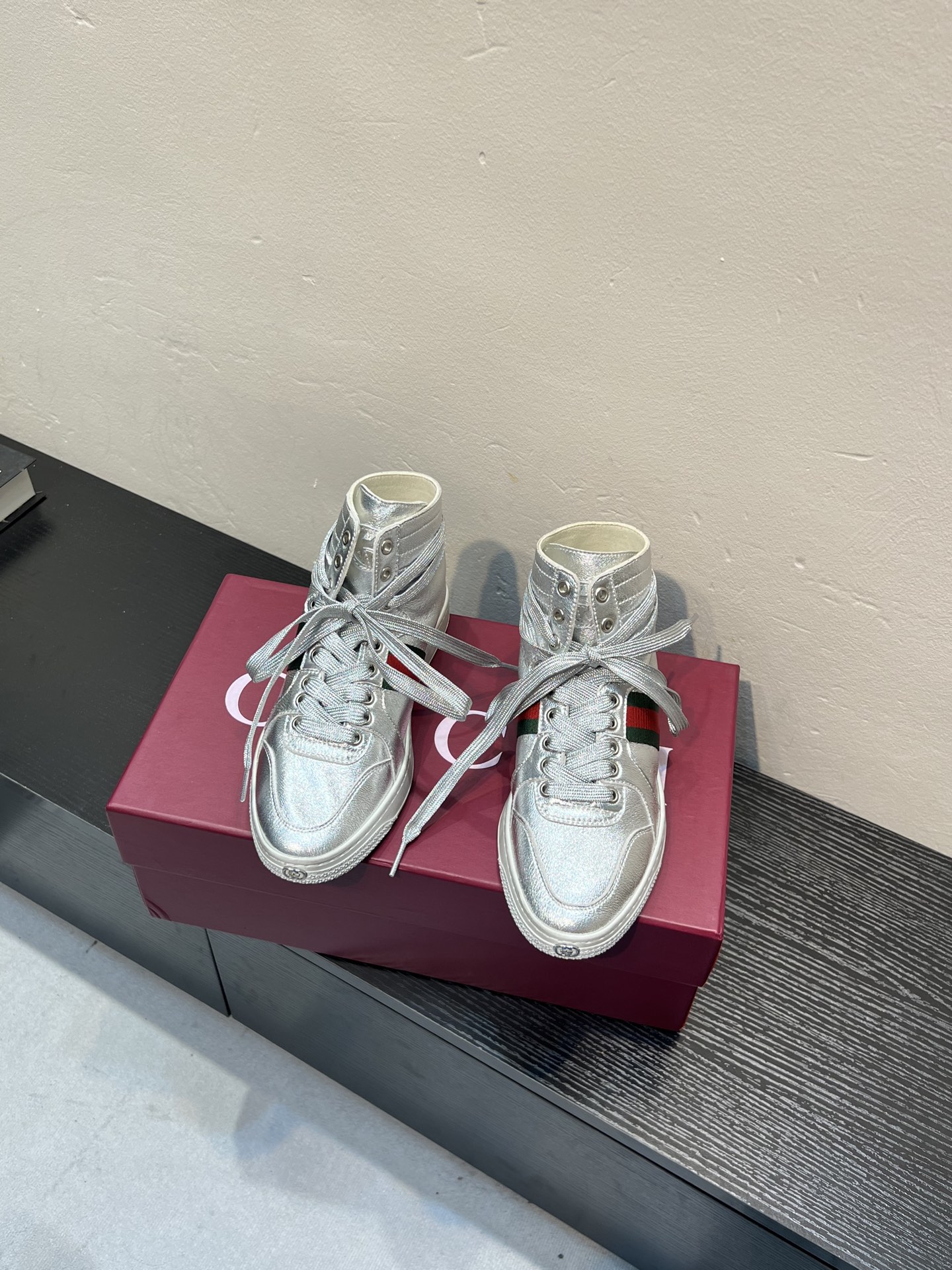 NO:833641,New style for Gucci couple - fabric made of imported stretch sheepskin, leather lining, side webbing details, toe box decorated with InterlockingG metal details, leather patch on the tongue, rubber sole. Lace-up shoes. Flat bottom. Made in Italy. Size: 35-40 for women, 39-45 for men. 45 custom-made, sheepskin19860909古奇情侣新款——面料用进口弹力绵羊皮制作、皮革衬里 侧面织带细节 鞋头饰有InterlockingG金属细节,鞋舌上有皮革贴饰橡胶鞋底.绑带鞋.平底 意大利创作 码数女35-40、男码39-45 45定做,,sheepskin,Men's shoes