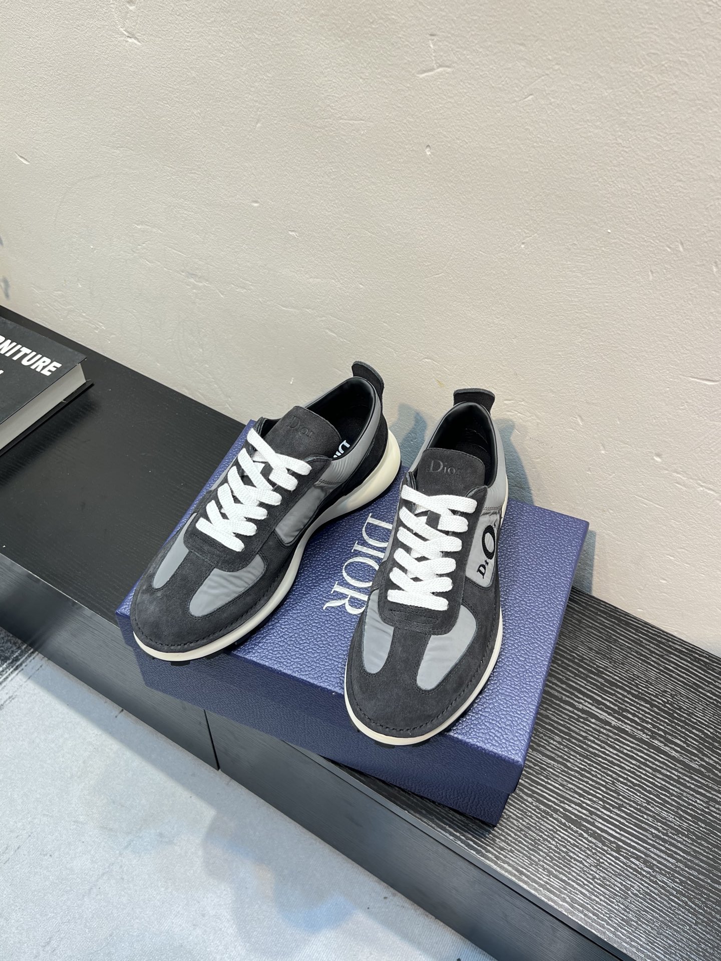 NO:833612,2026 new Dior retro jogging shoes, the same style as celebrities, the overall design combines high fashion texture and sports and leisure style, the upper feet are soft and waxy, and you will not feel tired after walking for a day. Fabric: cowhide + customized cloth, lining cowhide + customized cloth, outsole, original molded TPU outsole, size men's 39/46 (customized 45 46), dior, dior, cowhide198609092026新款迪奥（Dior）复古慢跑鞋,明星同款,整体设计融合了高级时装质感与运动休闲风,上脚软糯不磨脚,暴走一天不累 面料牛皮+定制布 内里牛皮+定制布 大底原版开模TPU大底 码数男39/46（45 46定做）,,dior,dior,cowhide,Men's shoes