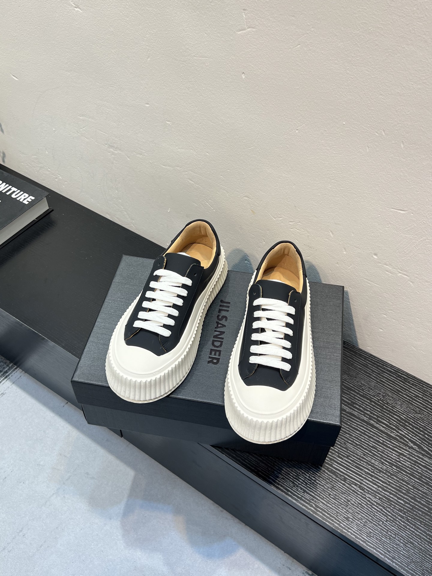 NO:834648,JIL SANDER JIL SANDER couple's model, the minimalist style is often the most popular and popular. The simple tonality is more and more in line with the public's aesthetic beauty. This JIL SANDER biscuit shoe is one of the main styles of the Four Seasons. The cabinet price is about 3k, but now basically all sizes are out of stock. A particularly popular style!  Mainly because it is unique and different from the same style. Secondly, the blessing of grained calf leather allows it to have excellent texture performance and good wearing comfort, and can be worn in all seasons. ♀. Size 35/44, jil sander, cowhide19860909JIL SANDER 吉尔森达情侣款,极简的风格 往往最深入人心 颇受欢迎. 简约的调性越来越符合大众审美的美状 这款Js饼干鞋 四季的主打款式之一,柜价大概3k左右 不过现在基本全码处于断货状态 特别抢手的款式！主要还是因为它的特立独行,区别于千篇一律的款式 其次粒面胎纹小牛皮的加持 让它能够有较为出色的质感表现和良好的穿着舒适性,四季可搭 ♀.码数35/44,,jil sander,cowhide,Men's shoes