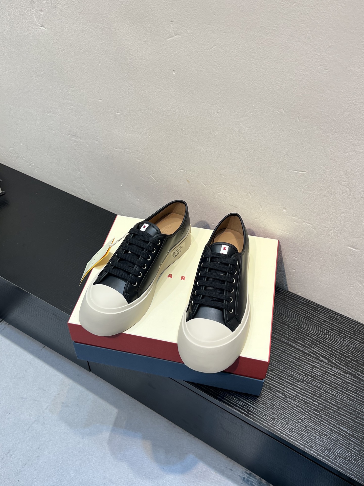 NO:834655,Lace-up big-toe shoes are the cutest baby shoes in the history of Marni. This year’s new colors are really beautiful, very fresh and not bulky at all!  A brand from an independent Italian designer has now become a famous brand in the international fashion industry. Since its establishment in 1994, the brand has expanded to include , , , , and so on, and its product content is extremely rich!  Marni's designs are not only bold in color and novel in tailoring, but also very proud of its pure Italian origins. Not only are all its products produced in Italy, but they are not authorized to operate, and the brand is controlled by family members. The upper is imported calf leather, the lining is calf leather, and the lining is made of high-density elastic latex. The sole is rubber outsole. The 4cm thick sole lengthens the leg length. The size is 35/44 (40 for women and 38 for men. Custom-made, non-refundable and non-exchangeable),,marni,cowhide19860909系带大头鞋,Marni史上最可爱的娃娃鞋,今年的新色真的太好看了,非常清新,一点都不会笨重！ 来自意大利独立设计师的一个品牌,现在已经成为国际时装界的一个著名品牌.该品牌从1994年创建至今,一路由拓展至、、和等,产品内容极为丰富！ Marni的设计不仅色彩大胆、剪裁新颖,并且非常自豪于它的意大利纯正血统.其成品不仅全部出品于意大利,而且没有授权经营,品牌全部由家族成员掌控. 鞋面进口客供小牛皮 内里垫脚牛皮贴合高密度弹力乳胶 鞋底橡胶大底 4cm的厚底拉长腿长比例 码数35/44（女40,男38定做不退不换）,,marni,cowhide,Men's shoes