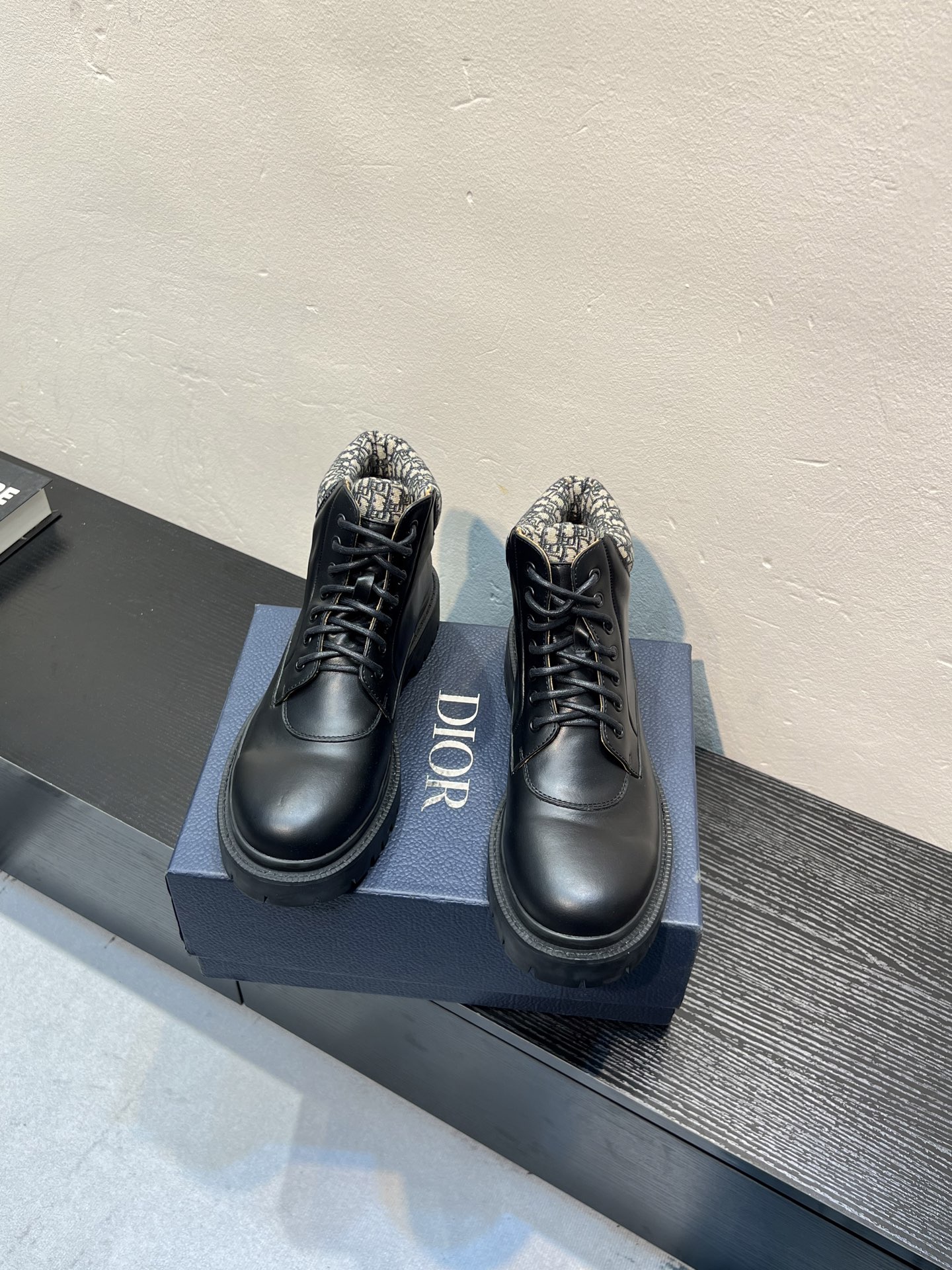 NO:834663,Dior Dior's latest men's old-money style leather shoes are definitely this year's big hit. They are very good-looking. Simple upper design, very brand-recognizable presbyopia embellishment, full of details. The upper foot is generous, showing slim legs and temperament. It can instantly increase the height. A proper height-increasing tool. Imported calfskin upper material, mixed sheepskin lining, original combination rubber outsole  Code number 39-44. Customized 45,,dior,dior,cowhide,sheepskin19860909Dior迪奥 最新款 男款 老钱风皮鞋 绝对是今年的大爆款贼好看 简约的鞋面设计 极具品牌辨识度的老花点缀 细节拉满 上脚大气显腿瘦气质这块刚好拿捏 瞬间拉高身高 妥妥的增高神器 鞋面进口材料小牛皮 内里混种羊皮 原版组合橡胶大底 码数39-44.定做45,,dior,dior,cowhide,sheepskin,Men's shoes