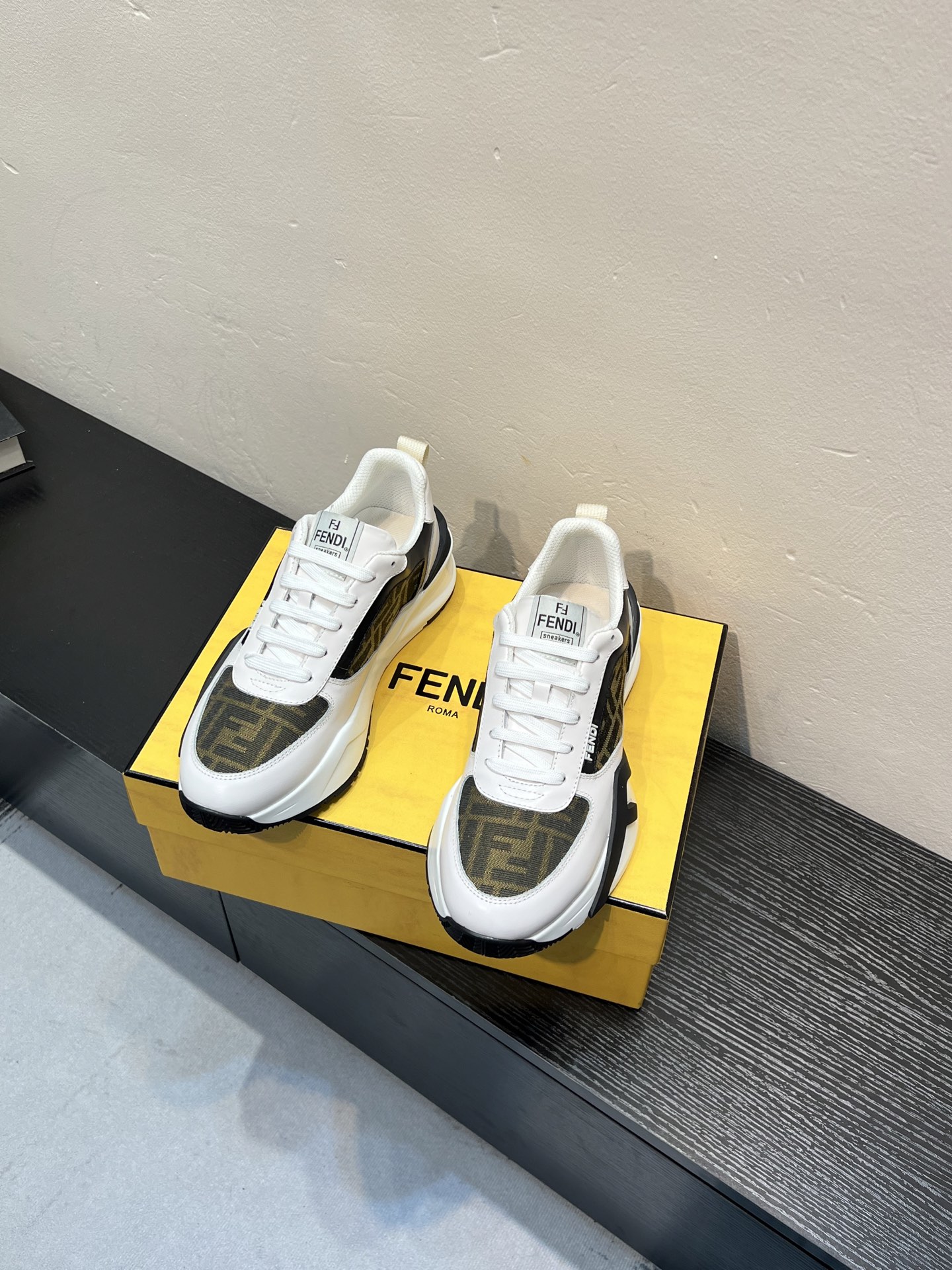 NO:850224,FENDI*——Original quality Fendi little monster!  A hot item at purchasing agent level, the upper is made of cowhide, with breathable mesh lining, and the outsole is lighter and non-slip. Top quality in the market, personally performed by many celebrities, fashionable trend, versatile and hot style, simple and tasteful, a must-have for fashionistas, exuding a fashionable and casual atmosphere, fashion is at your feet, feel confident, wear it. Size38-4445 customized, fendi, fendi, cowhide19860909FENDI*——原单品质 芬迪小怪兽！代购级别爆款,鞋面牛皮制造,透气网里,大底更轻便,防滑.市场顶级品质,众多明星亲身演绎,时尚主打潮流,百搭爆款,简单不失品味,潮人必备,散发时尚休闲气息,时尚就在脚下,自信满满,穿起来.Size38-4445定制,,fendi,fendi,cowhide,Men's shoes