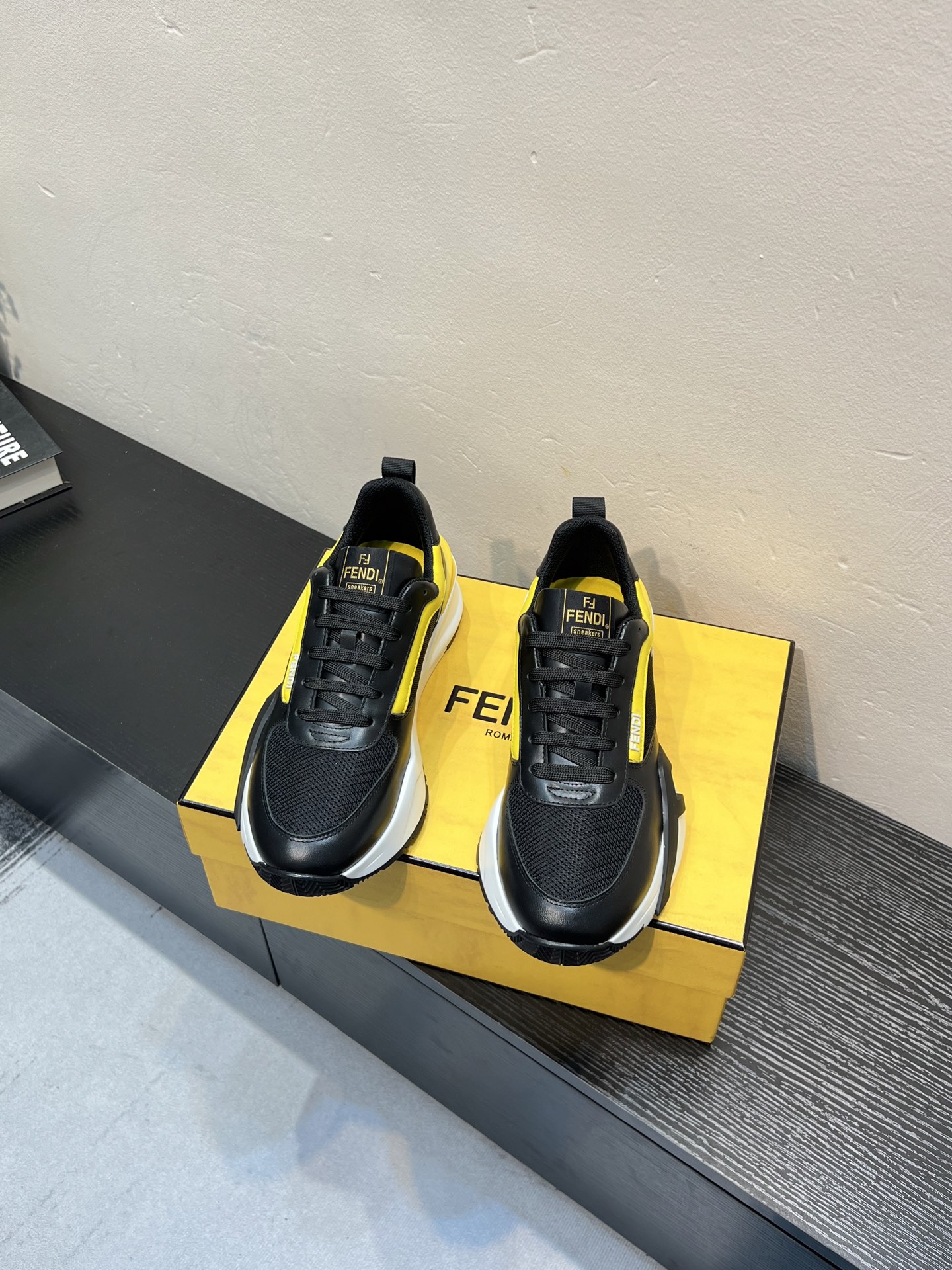 NO:850237,FENDI*——Original quality Fendi little monster!  A hot item at purchasing agent level, upper made of cowhide, breathable mesh lining, outsole lighter and non-slip. Top quality in the market, personally performed by many celebrities, fashionable trend, versatile and popular, simple yet tasteful, a must-have for fashionistas, exuding a fashionable and casual atmosphere, fashion is at your feet, full of confidence, wear it. Size38-44 (customized in 45), fendi, fendi, cowhide19860909FENDI*——原单品质 芬迪小怪兽！代购级别爆款,鞋面牛皮制造,透气网里,大底更轻便,防滑.市场顶级品质,众多明星亲身演绎,时尚主打潮流,百搭爆款,简单不失品味,潮人必备,散发时尚休闲气息,时尚就在脚下,自信满满,穿起来.Size38-44（45定制）,,fendi,fendi,cowhide,Men's shoes