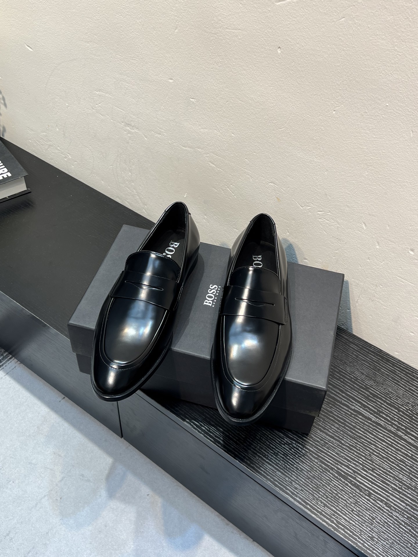 NO:851274,Boss/high-end genuine leather outsole formal leather shoes, using imported cowhide leather upper, soft and stylish, hand-made color change process, low-key luxury temperament, comfortable and breathable version, calfskin leather feet, imported genuine leather outsole, showing extraordinary attitude, full set of counter original packaging size39-44 (38 45 46 customized),,cowhide,Leather soles19860909Boss/高端真皮大底正装皮鞋,采用进口牛皮鞋面 柔软有型,手工改色工艺,低调奢华气质,舒适透气版型,小牛皮真皮垫脚 进口真皮大底,彰显不凡态度 全套专柜原包装 size39-44（38 45 46定制）,,cowhide,Leather soles,Men's shoes