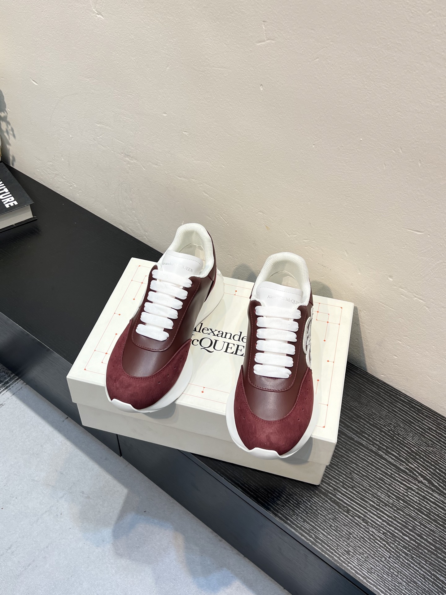 NO:851188,The counter has the latest high-end version of Alexander McQueen·Alexander McQueen, the latest wide-sized sports shoes, white shoes and casual shoes in new colors!  The rear tail is really unique and pretty, I love it at first sight!  Top version!  I won’t introduce too much about the style of this shoe. It will not go out of style year after year. It is a super versatile and versatile model and has always been in a state of popularity. The original upper is made of the latest silk cowhide + high mercerized cowhide (EU 3A standard). The inner cowhide foot pad is water-dyed sheepskin. The outsole is the latest original open mold. One-to-one precision molded PU vacuum outsole. Women’s model 34-41 (customized at 34.40.41) Men’s model 38-45 (38  45 customized) Upgraded counter synchronization, latest original packaging (packaging quality leads the market for most of the same products), alexander mcqueen, sneakers, cowhide, sheepskin19860909专柜最新上新 高端版本Alexander McQueen·亚历山大麦昆 最新款 阔型运动鞋小白鞋休闲鞋新色！ 后尾巴真的是太有特色太好看了,一眼爱！顶级版本！ 这款鞋子款式就不多做介绍了,春夏秋冬一年又一年都不会过时,超级百搭万能款,一直处于爆火状态. 鞋面原版定做最新丝绸牛皮+高丝光牛绒（欧盟3A标准） 内里牛皮垫脚水染羊皮里 大底最新原版开模一比一精模PU抽真空大底 女款34-41（34.40.41定做） 男款38-45（38 45定做） 升级专柜同步,最新原版包装（包装品质领先市场大部分同款产品）,,alexander mcqueen,sneakers,cowhide,sheepskin,Men's shoes